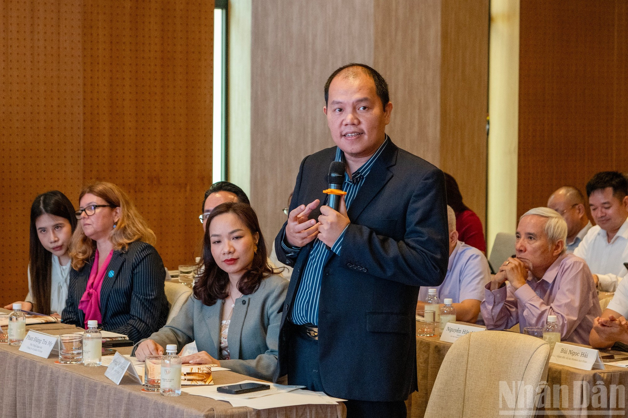 Vuong Vu Thang, presidente de la Junta Directiva de la empresa VCCorp y miembro del jurado del Premio, habla en el evento. Vuong Vu Thang, presidente de la Junta Directiva de la empresa VCCorp y miembro del jurado del Premio, habla en el evento.