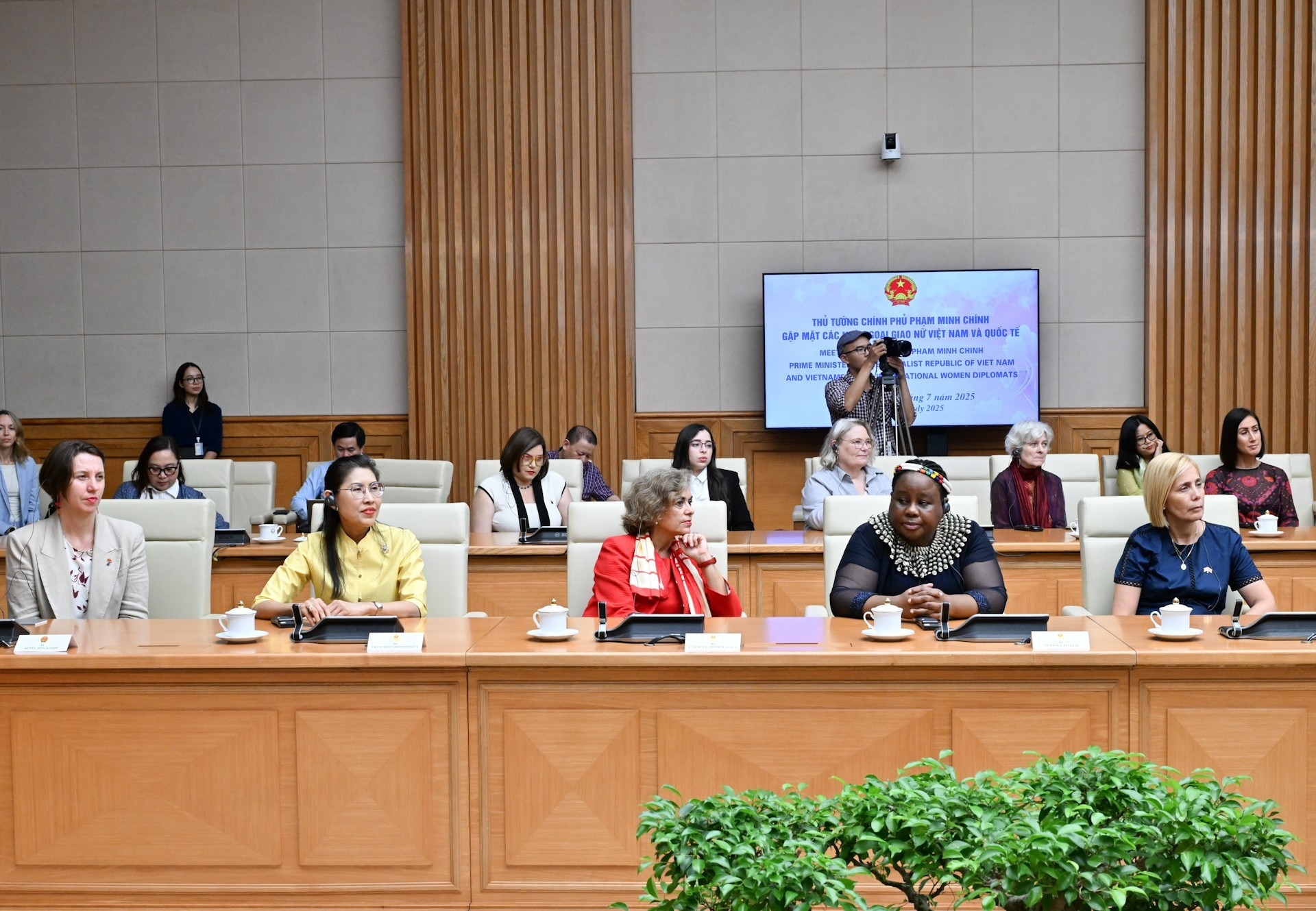 Diplomáticas vietnamitas y extranjeras en el encuentro. Diplomáticas vietnamitas y extranjeras en el encuentro.