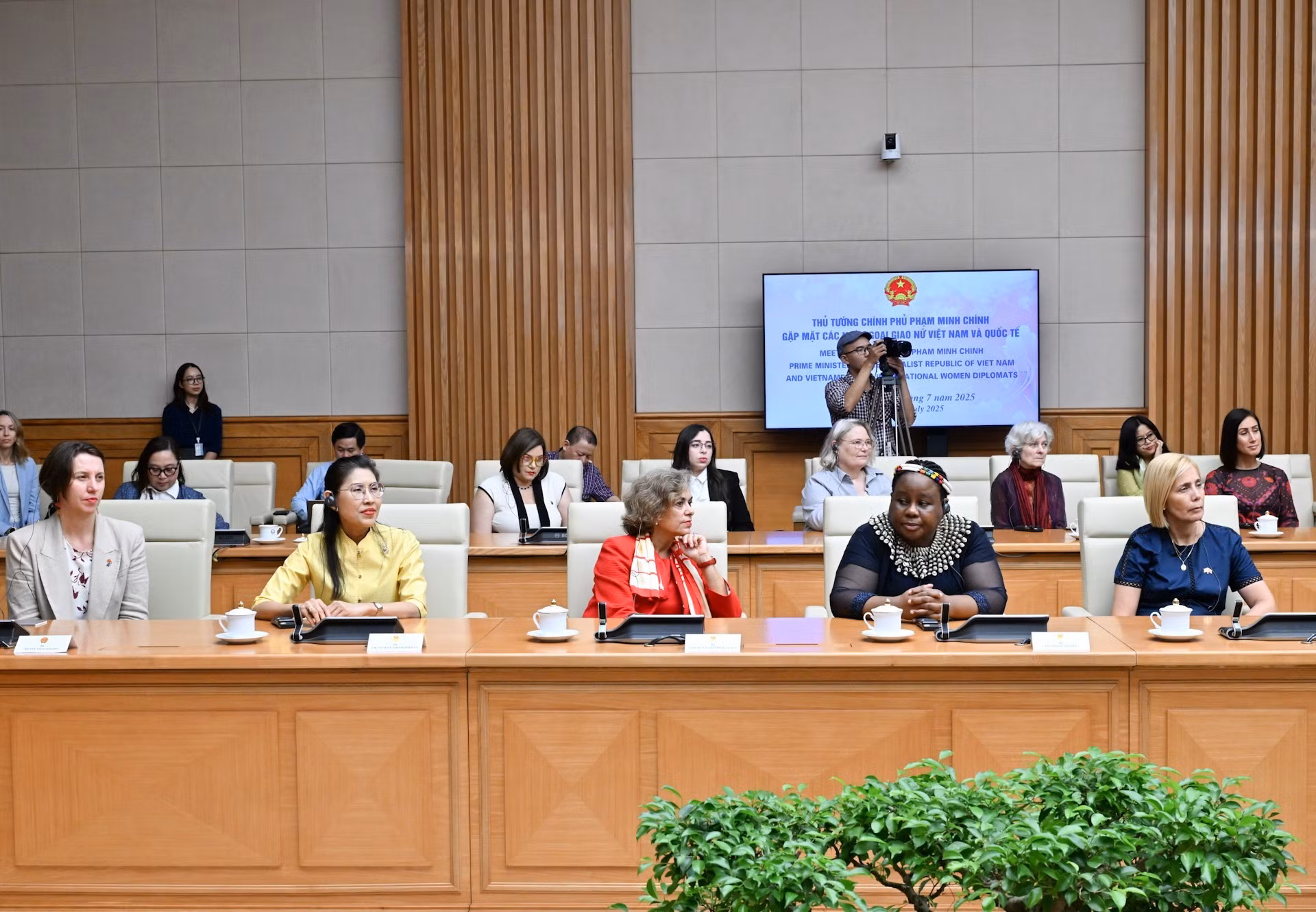 Diplomáticas vietnamitas y extranjeras en el encuentro.