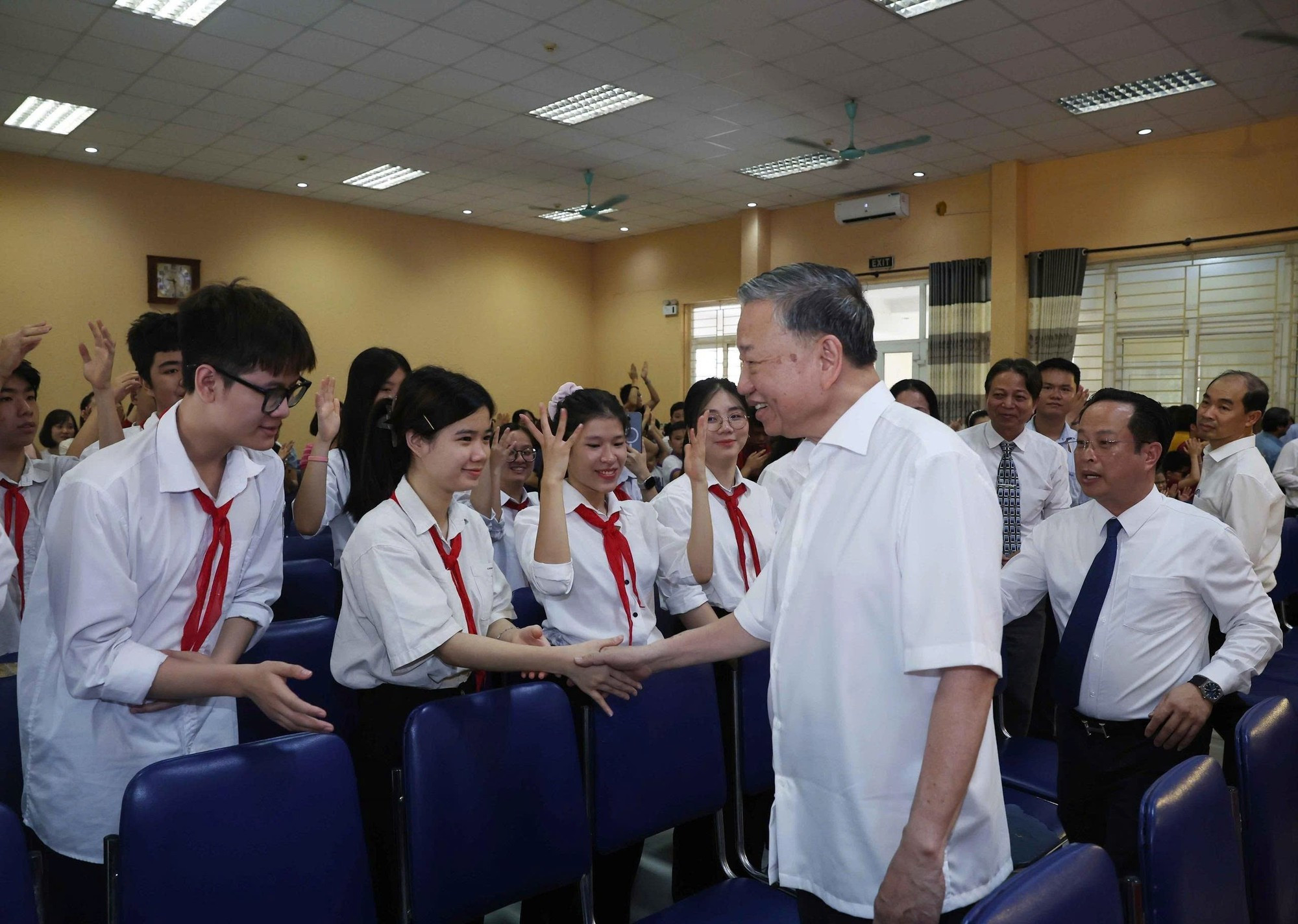 El secretario general del PCV, To Lam, con alumnos de las escuelas Nguyen Dinh Chieu y Xa Dan. (Foto: Thong Nhat/VNA) El secretario general del PCV, To Lam, con alumnos de las escuelas Nguyen Dinh Chieu y Xa Dan. (Foto: Thong Nhat/VNA)