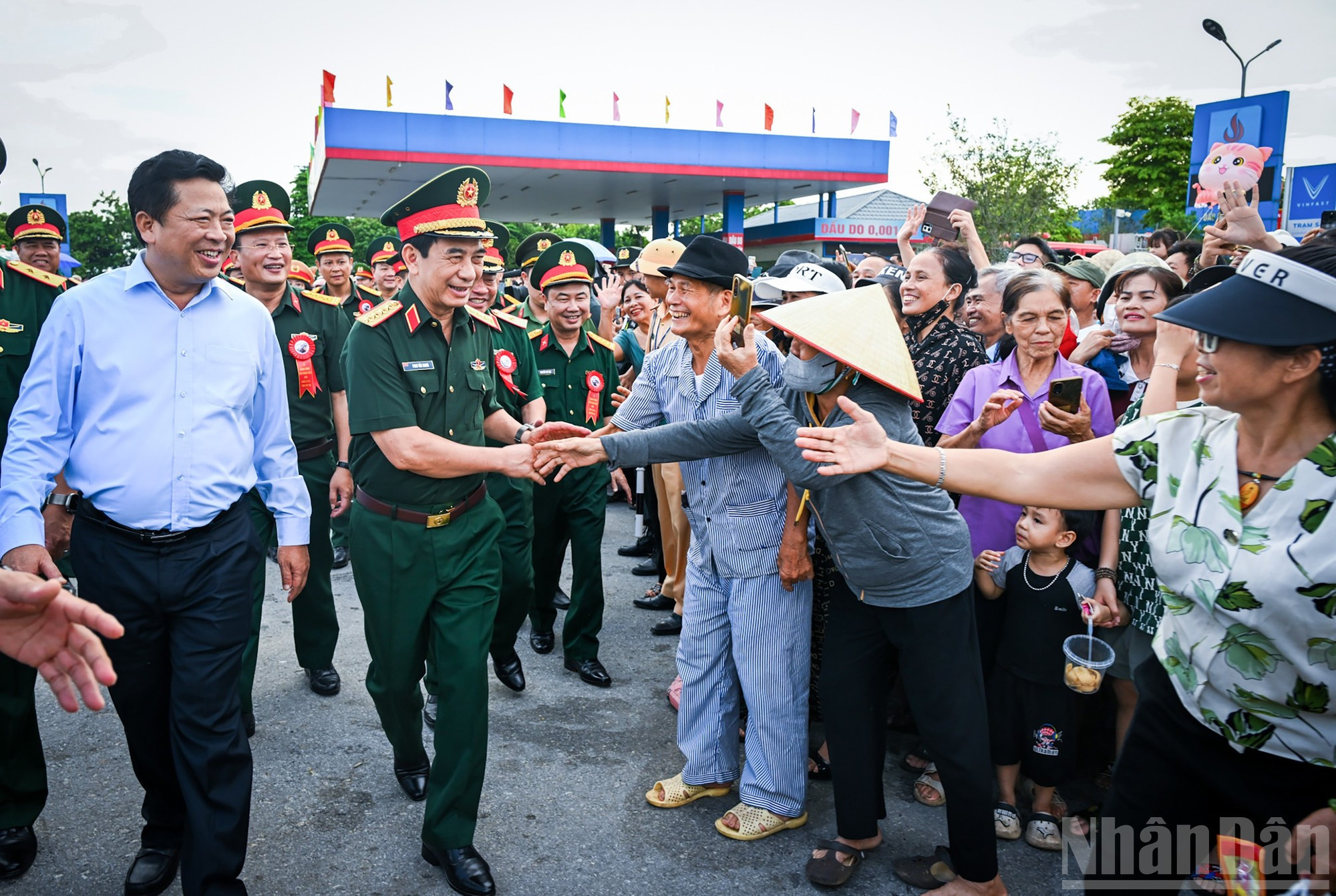 El general Phan Van Giang, ministro de Defensa, y el titular de Construcción, Tran Hong Minh, comparten la alegría del momento junto con los lugareños. El general Phan Van Giang, ministro de Defensa, y el titular de Construcción, Tran Hong Minh, comparten la alegría del momento junto con los lugareños.