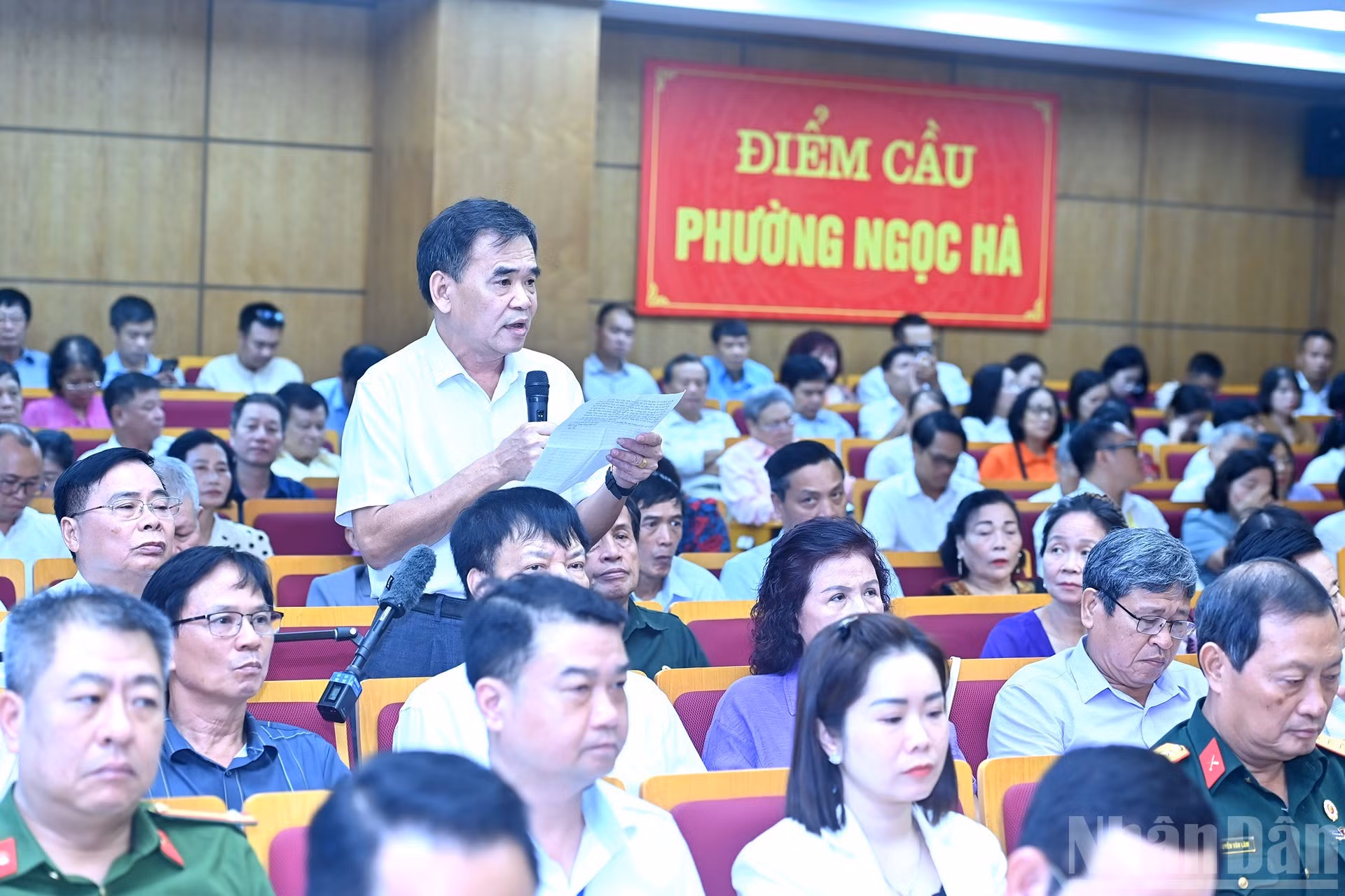 Un votante de Hanói expresa sus opiniones y propuestas.