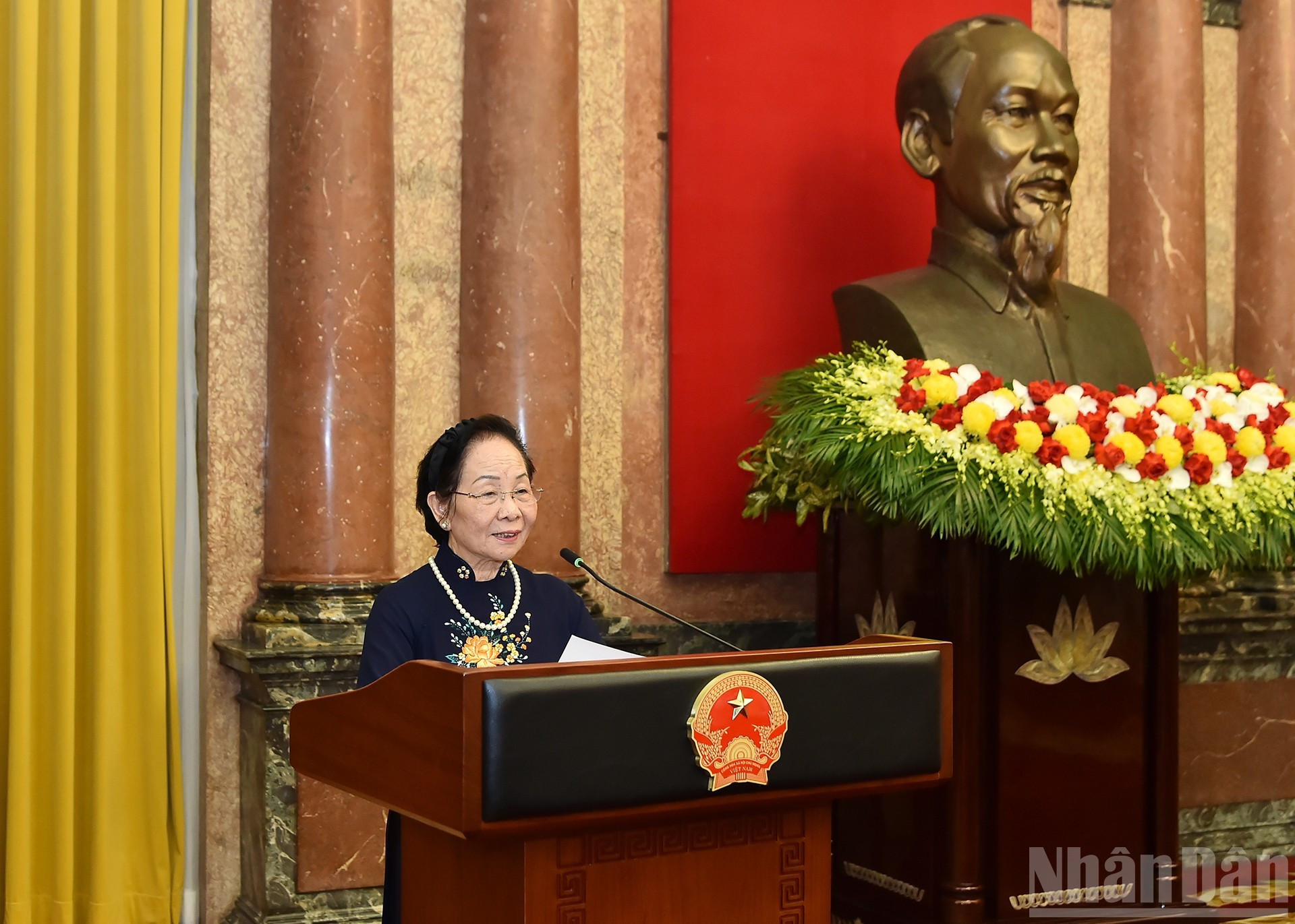 Nguyen Thi Doan, exvicepresidenta del país y titular de la Asociación para la Promoción del Aprendizaje de Vietnam, interviene en el acto.