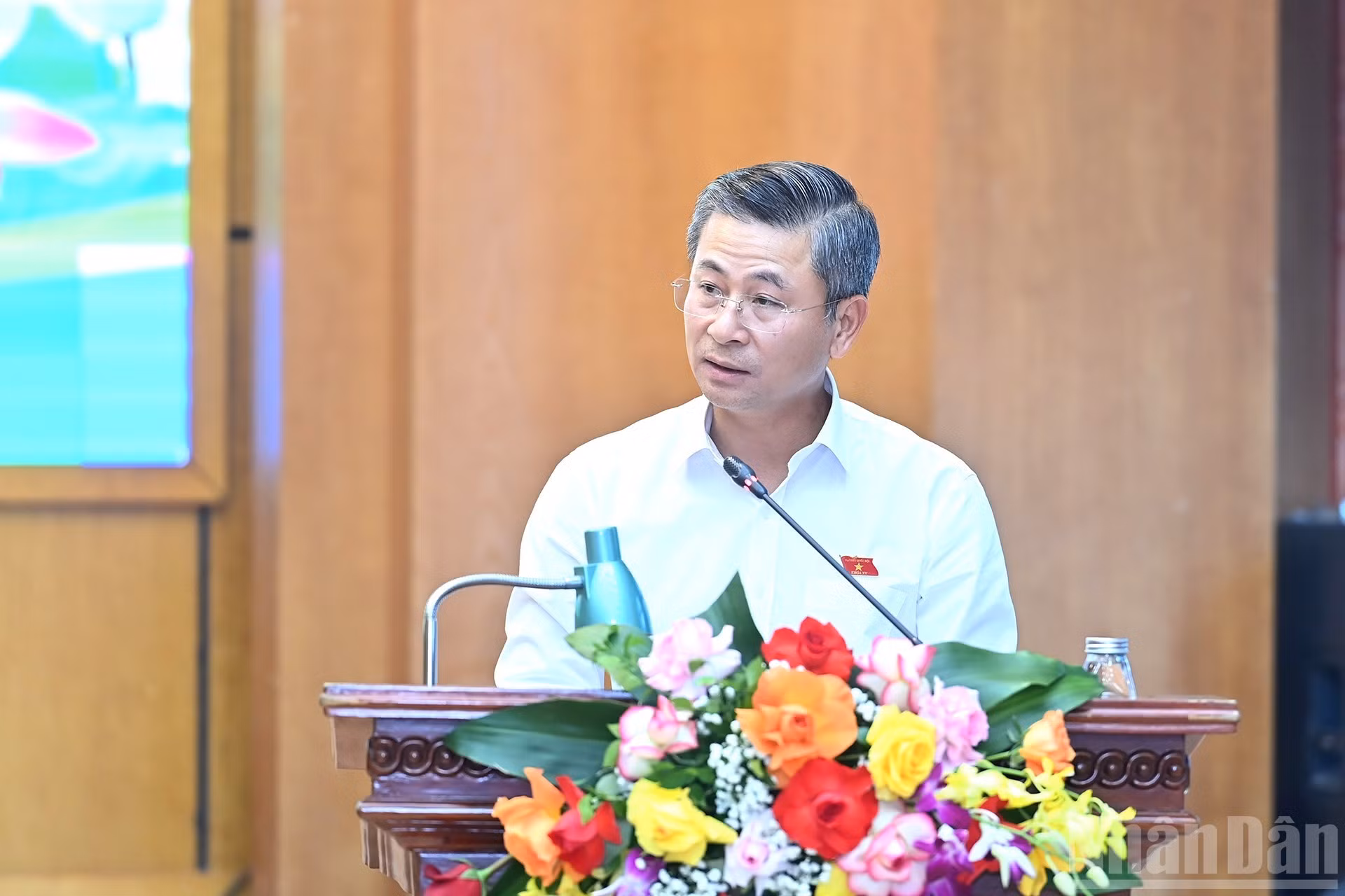 El diputado Nguyen Phi Thuong interviene en la reunión.