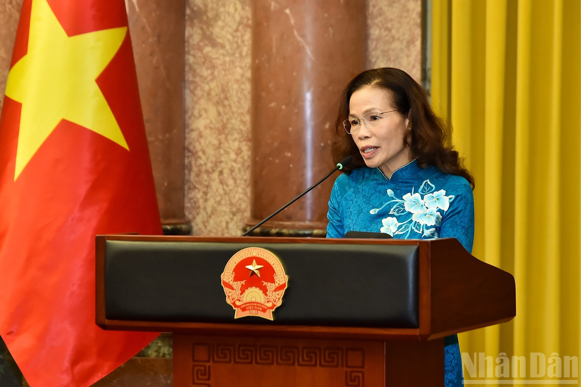 Mai Thu Huong, presidenta de la Asociación para la Promoción del Aprendizaje de Vietnam en la provincia de Son La, hace uso de la palabra en el acto.