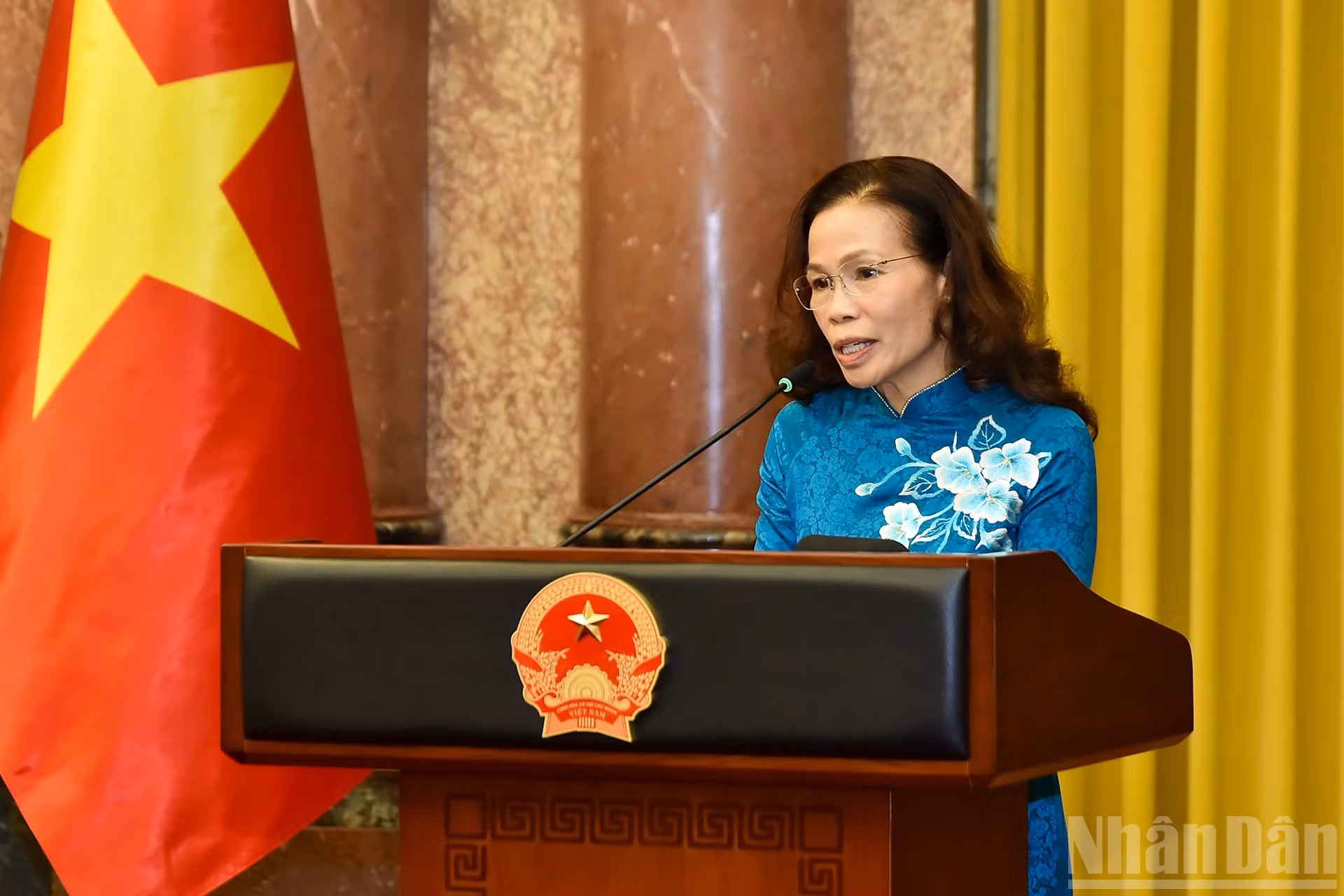 Mai Thu Huong, presidenta de la Asociación para la Promoción del Aprendizaje de Vietnam en la provincia de Son La, hace uso de la palabra en el acto.
