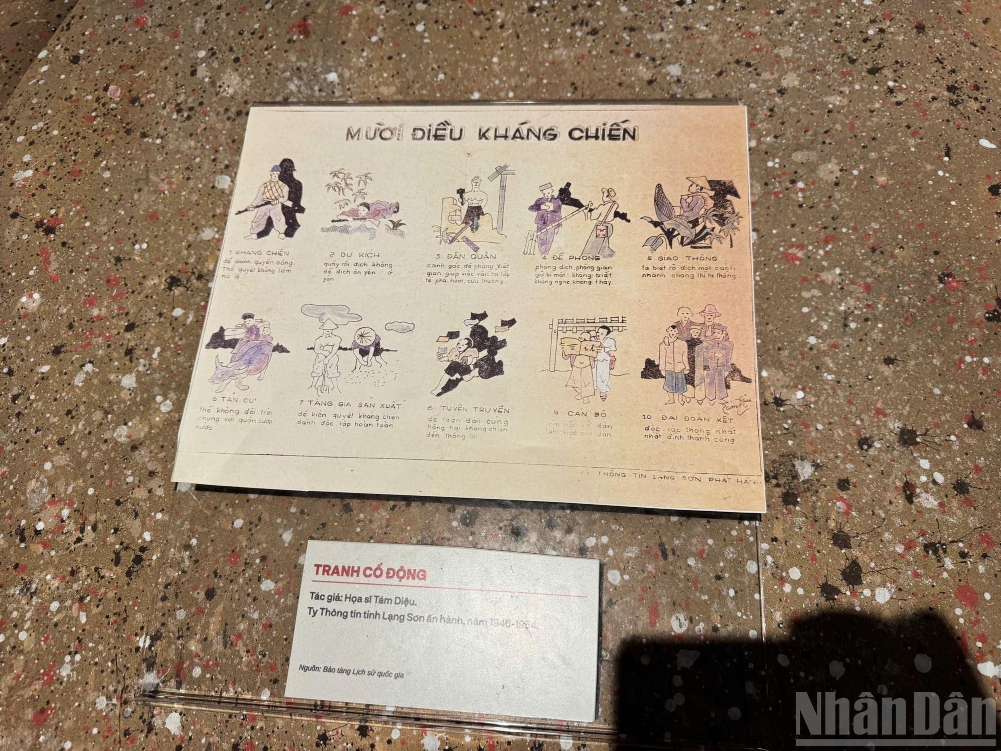 Cartel de propaganda “Diez deberes de la resistencia” instalado en la zona 3 de la exposición.