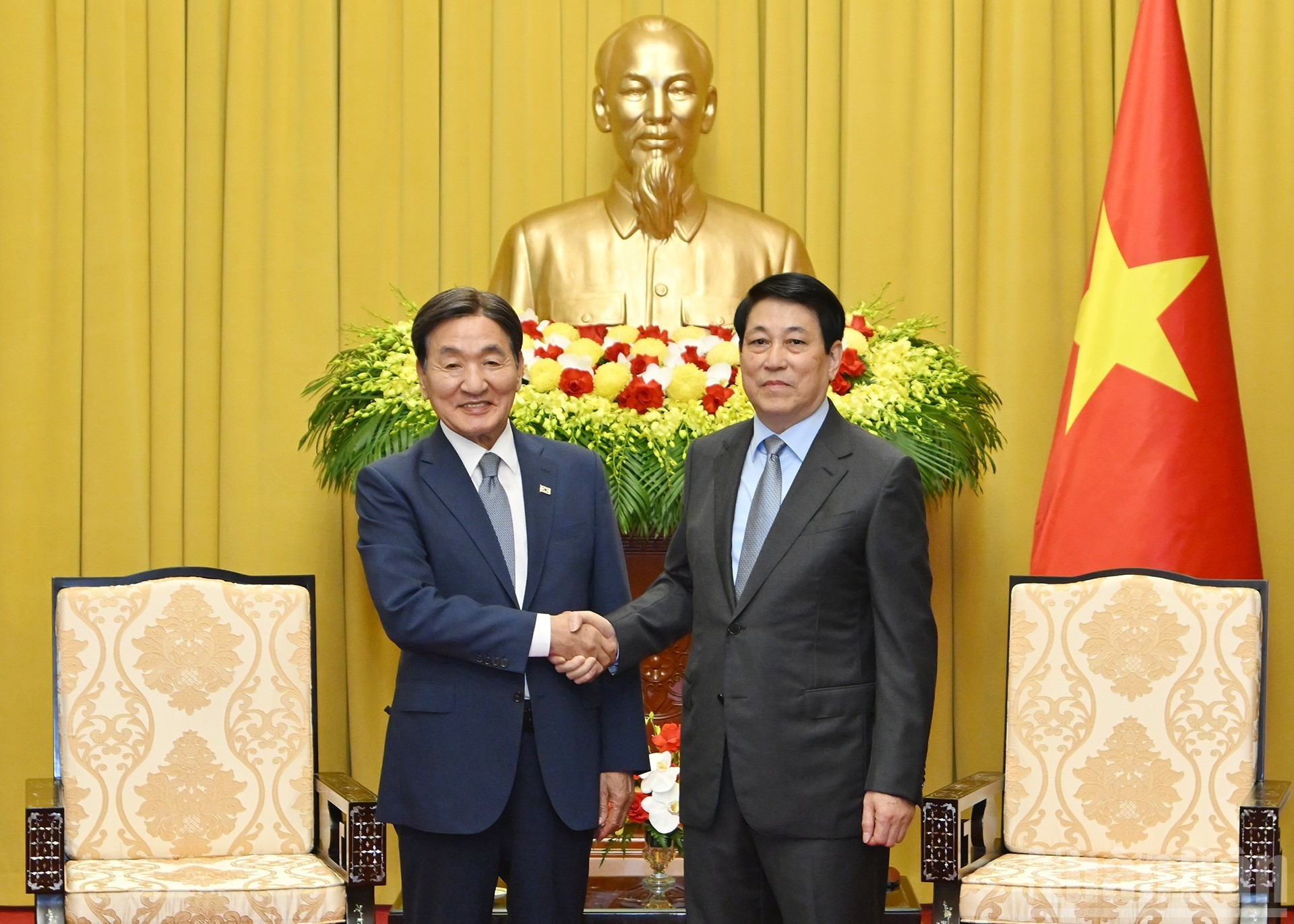 Luong Cuong y Park Chang Dal en el encuentro.