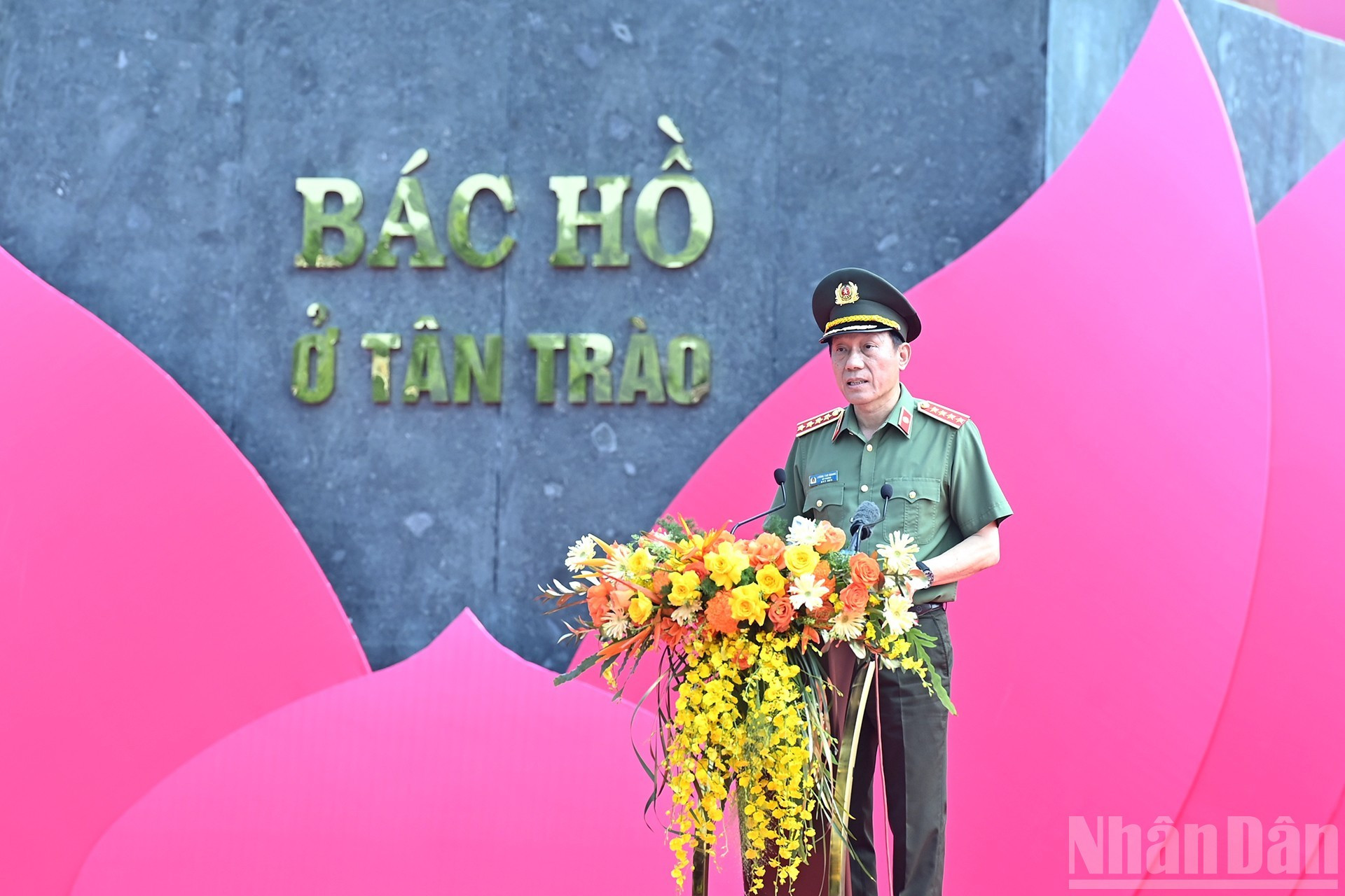 El general Luong Tam Quang, miembro del Buró Político y ministro de Seguridad Pública, pronuncia un discurso. El general Luong Tam Quang, miembro del Buró Político y ministro de Seguridad Pública, pronuncia un discurso.