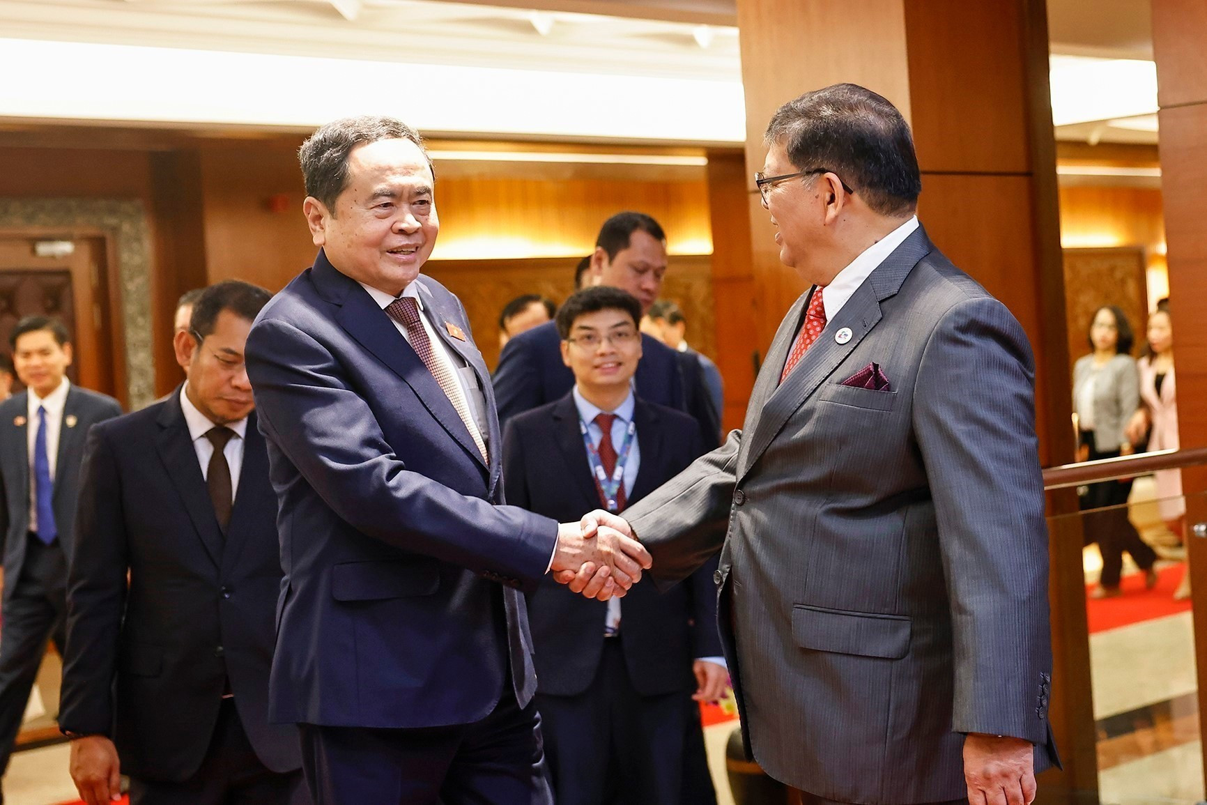 El presidente de la Cámara de Representantes de Malasia, Tan Sri Dato’ Johari bin Abdul, recibe al presidente de la ANV, Tran Thanh Man. (Foto: Doan Tan/VNA)