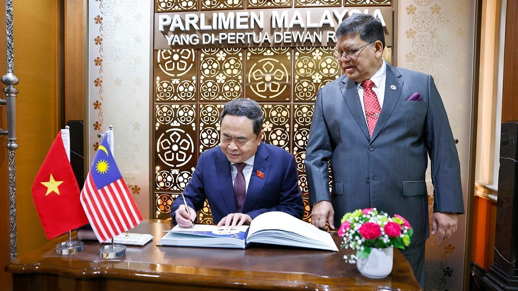 El presidente de la ANV, Tran Thanh Man, firma el libro de honor. (Foto: Doan Tan/VNA)
