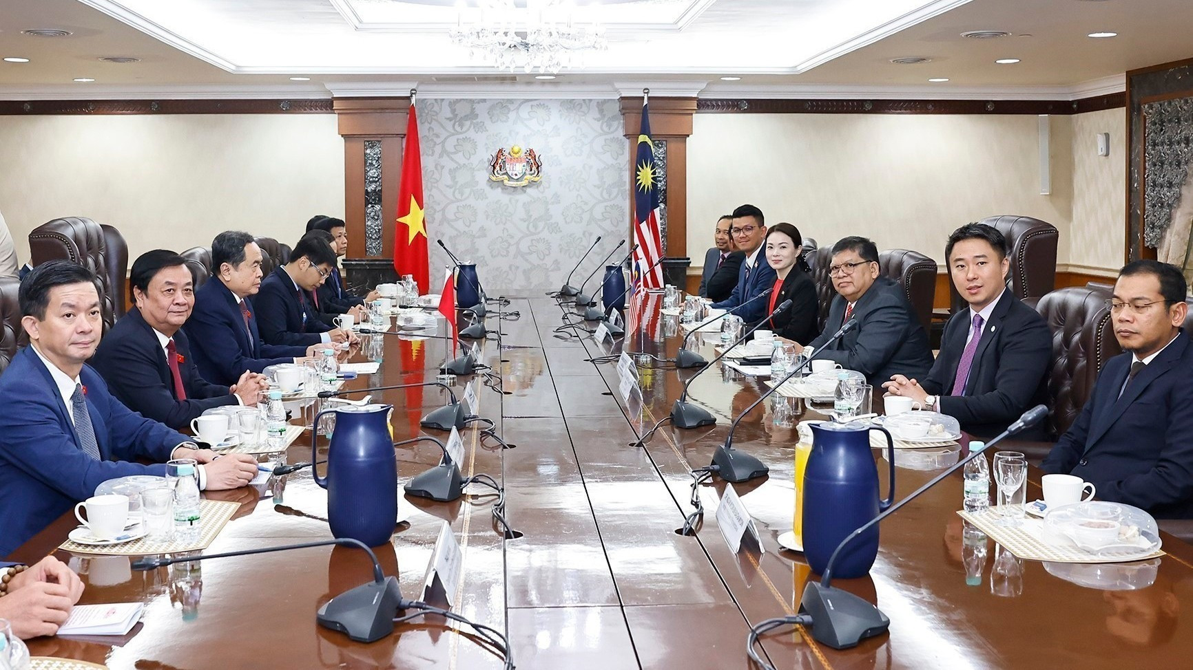 El presidente de la AVN, Tran Thanh Man, mantiene conversaciones con el presidente de la Cámara de Representantes de Malasia, Tan Sri Dato’ Johari bin Abdul. (Foto: Doan Tan/VNA)