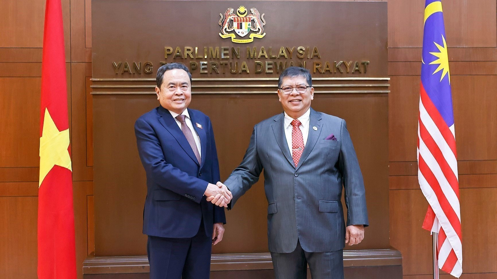 El presidente de la Cámara de Representantes de Malasia, Tan Sri Dato’ Johari bin Abdul, recibe al presidente de la ANV, Tran Thanh Man. (Foto: Doan Tan/VNA)