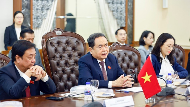 El máximo legislador vietnamita interviene en el encuentro. (Foto: Doan Tan/VNA) El máximo legislador vietnamita interviene en el encuentro. (Foto: Doan Tan/VNA)
