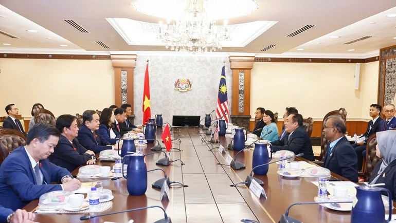 El presidente de la ANV, Tran Thanh Man, mantiene conversaciones con el presidente del Senado de Malasia, Dato' Awang Bemee Awang Ali Basah. (Foto: Doan Tan/VNA) El presidente de la ANV, Tran Thanh Man, mantiene conversaciones con el presidente del Senado de Malasia, Dato' Awang Bemee Awang Ali Basah. (Foto: Doan Tan/VNA)