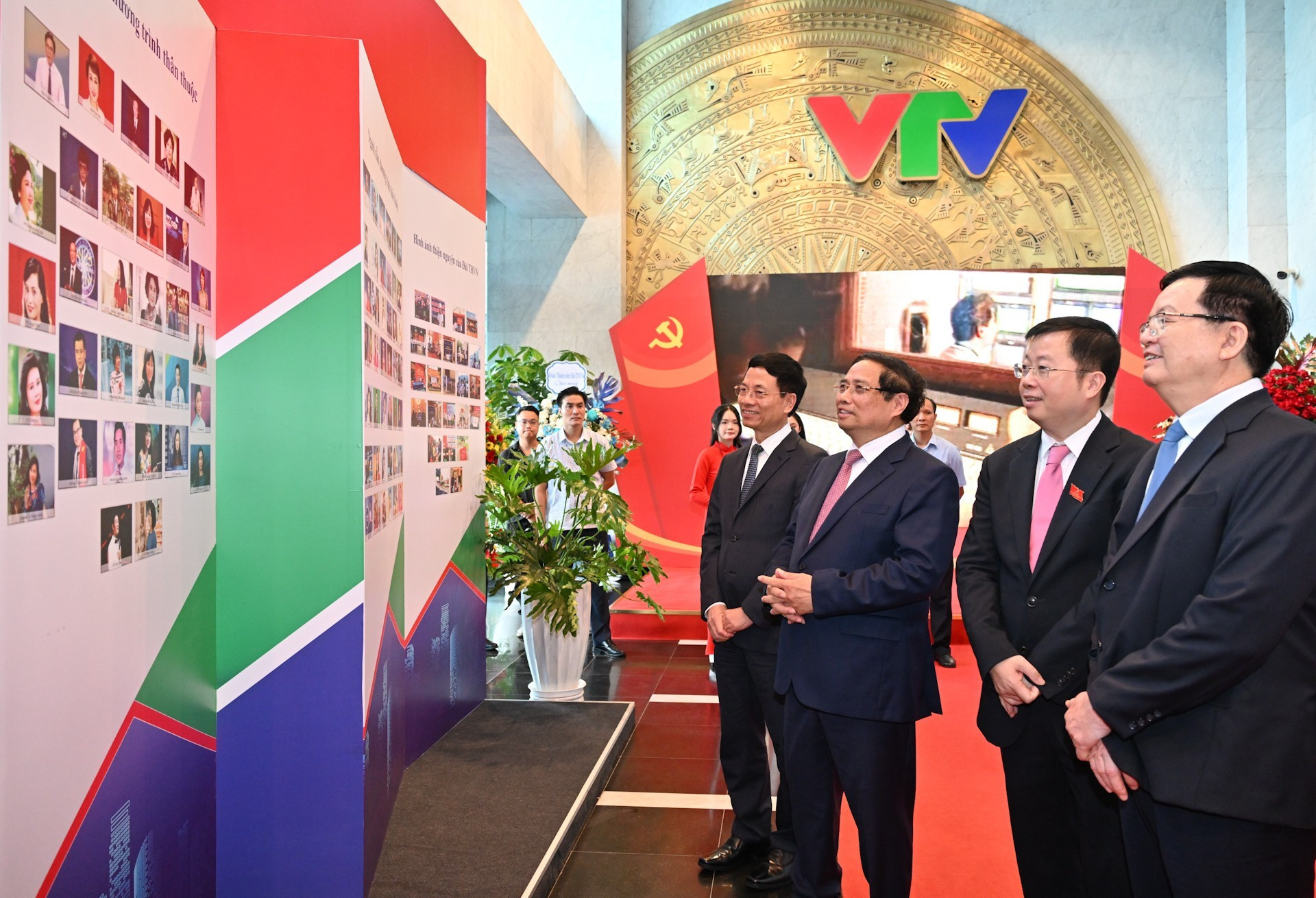 El primer ministro Pham Minh Chinh escucha una presentación sobre el desarrollo de la VTV. El primer ministro Pham Minh Chinh escucha una presentación sobre el desarrollo de la VTV.