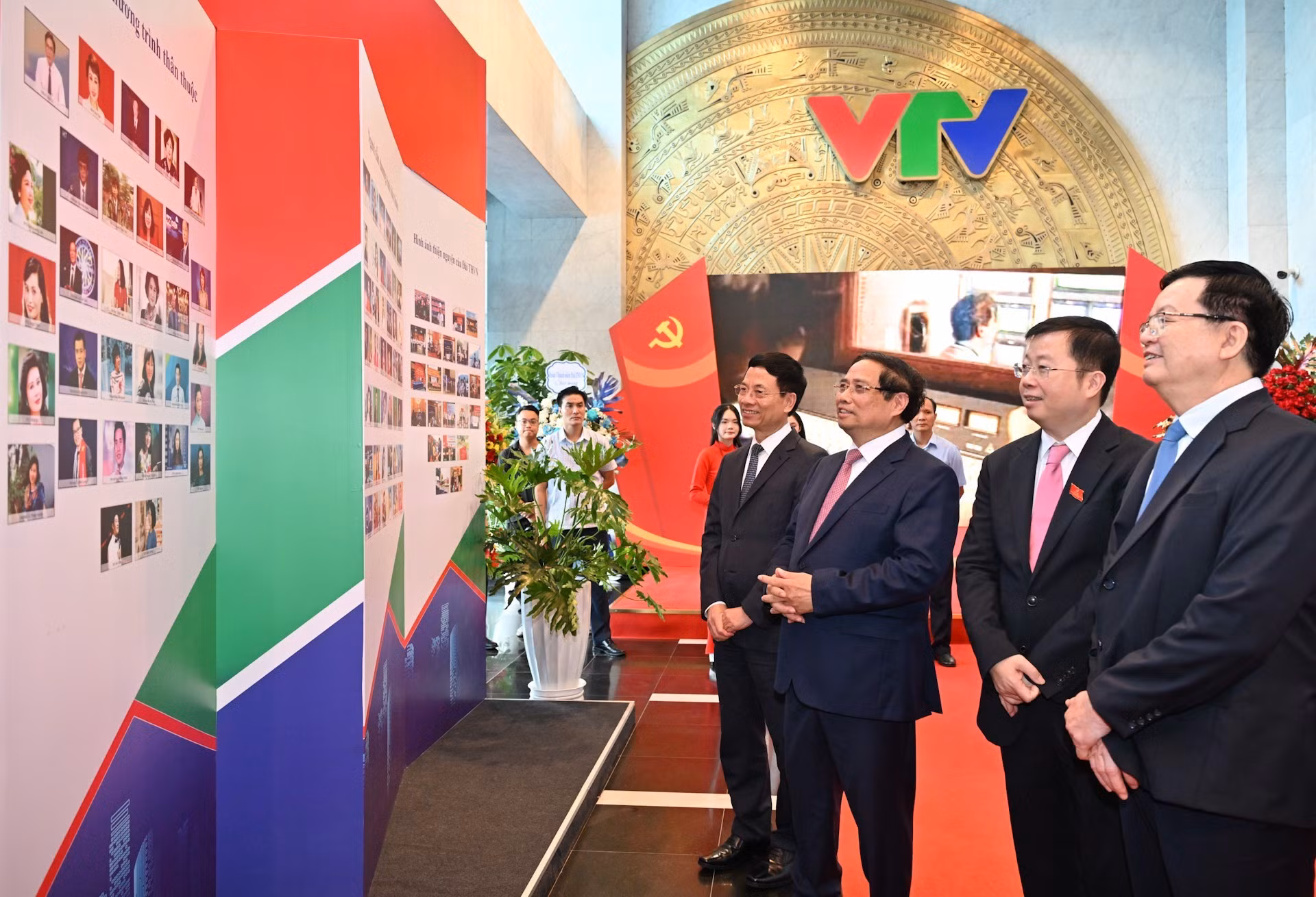 El primer ministro Pham Minh Chinh escucha una presentación sobre el desarrollo de la VTV.