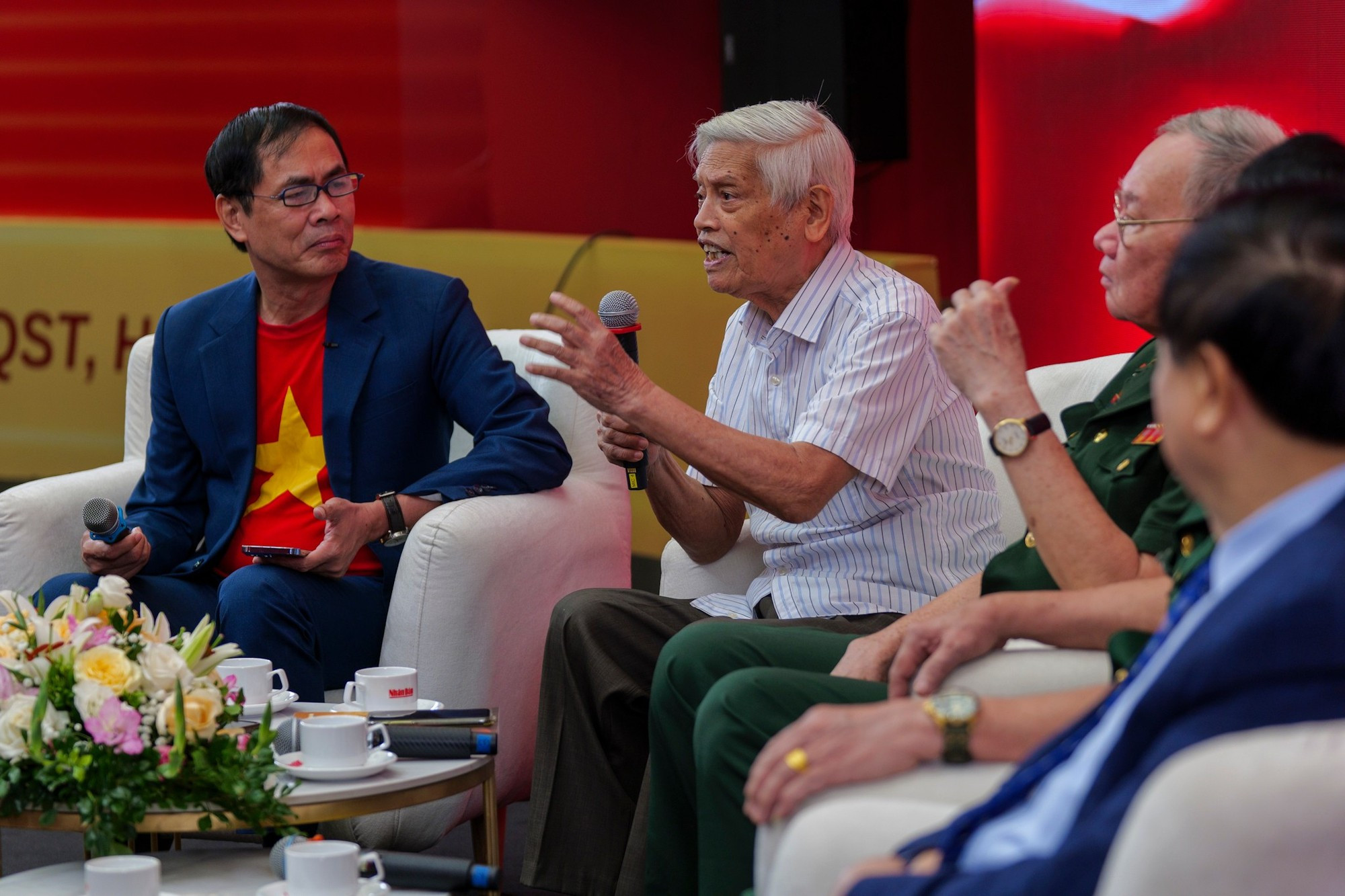 El periodista y poeta Huu Viet, exjefe del Departamento de Cultura y Artes del periódico Nhan Dan, jefe del Comité de Escritores Jóvenes y subdirector del Departamento de Relaciones Exteriores de la Asociación de Escritores de Vietnam y miembro del Consejo Teórico Central (izquierda), conduce a los invitados y espectadores a través de hitos históricos con relatos sobre la música y la literatura de resistencia, la defensa del cielo de Hanói en la “Dien Bien Phu en el aire” de 1972 por las fuerzas antiaéreas y la victoria de 1975 que liberó el sur y reunificó el país. El periodista y poeta Huu Viet, exjefe del Departamento de Cultura y Artes del periódico Nhan Dan, jefe del Comité de Escritores Jóvenes y subdirector del Departamento de Relaciones Exteriores de la Asociación de Escritores de Vietnam y miembro del Consejo Teórico Central (izquierda), conduce a los invitados y espectadores a través de hitos históricos con relatos sobre la música y la literatura de resistencia, la defensa del cielo de Hanói en la “Dien Bien Phu en el aire” de 1972 por las fuerzas antiaéreas y la victoria de 1975 que liberó el sur y reunificó el país.