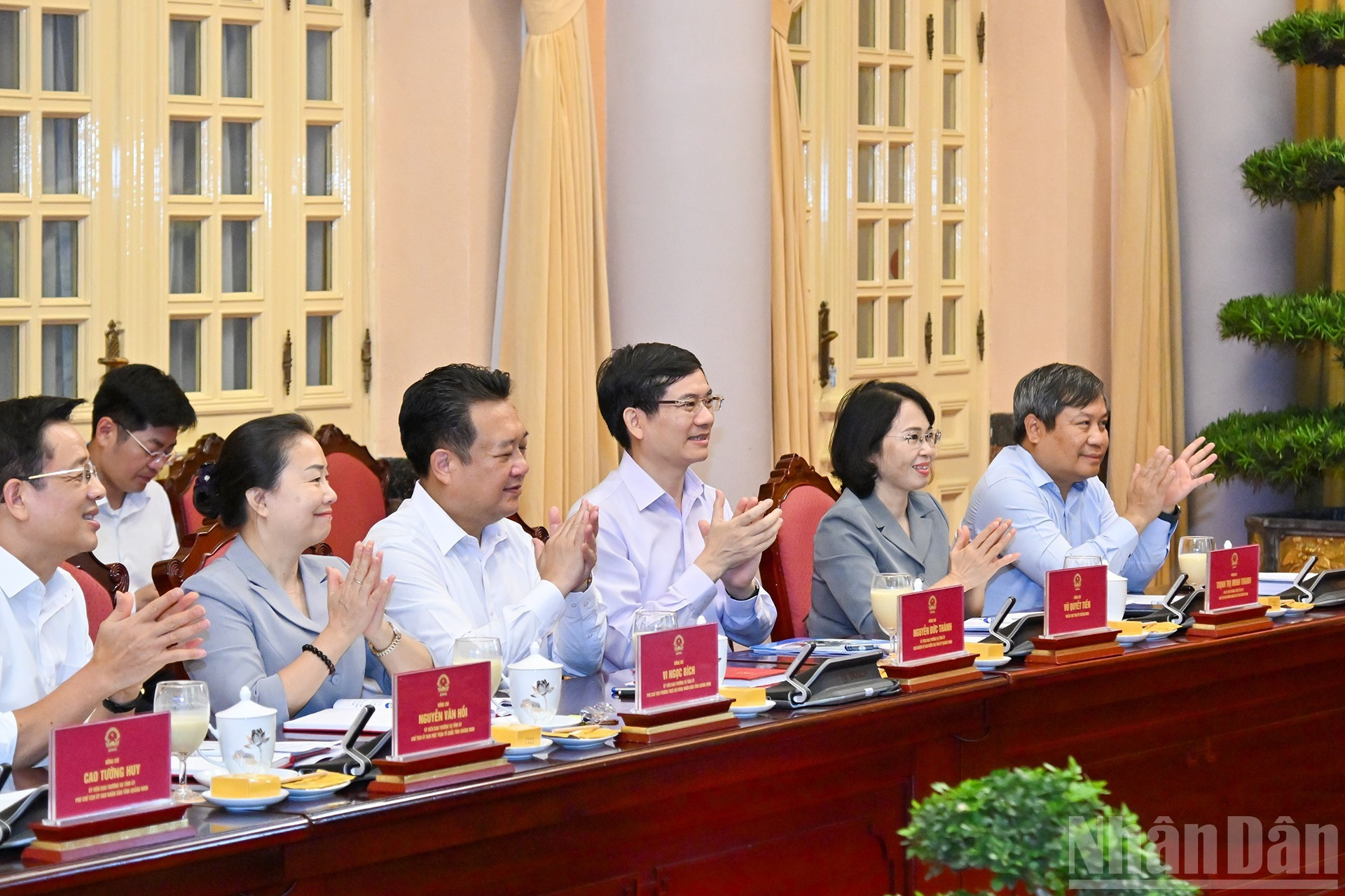 El secretario del Comité partidista de Quang Ninh, Vu Dai Thang, y otros dirigentes provinciales en el evento. El secretario del Comité partidista de Quang Ninh, Vu Dai Thang, y otros dirigentes provinciales en el evento.