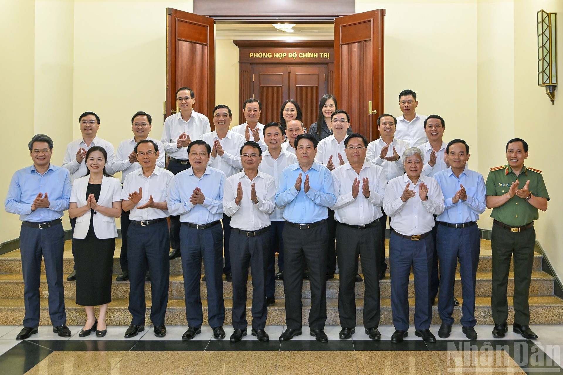 El presidente Luong Cuong y los delegados en la reunión. El presidente Luong Cuong y los delegados en la reunión.
