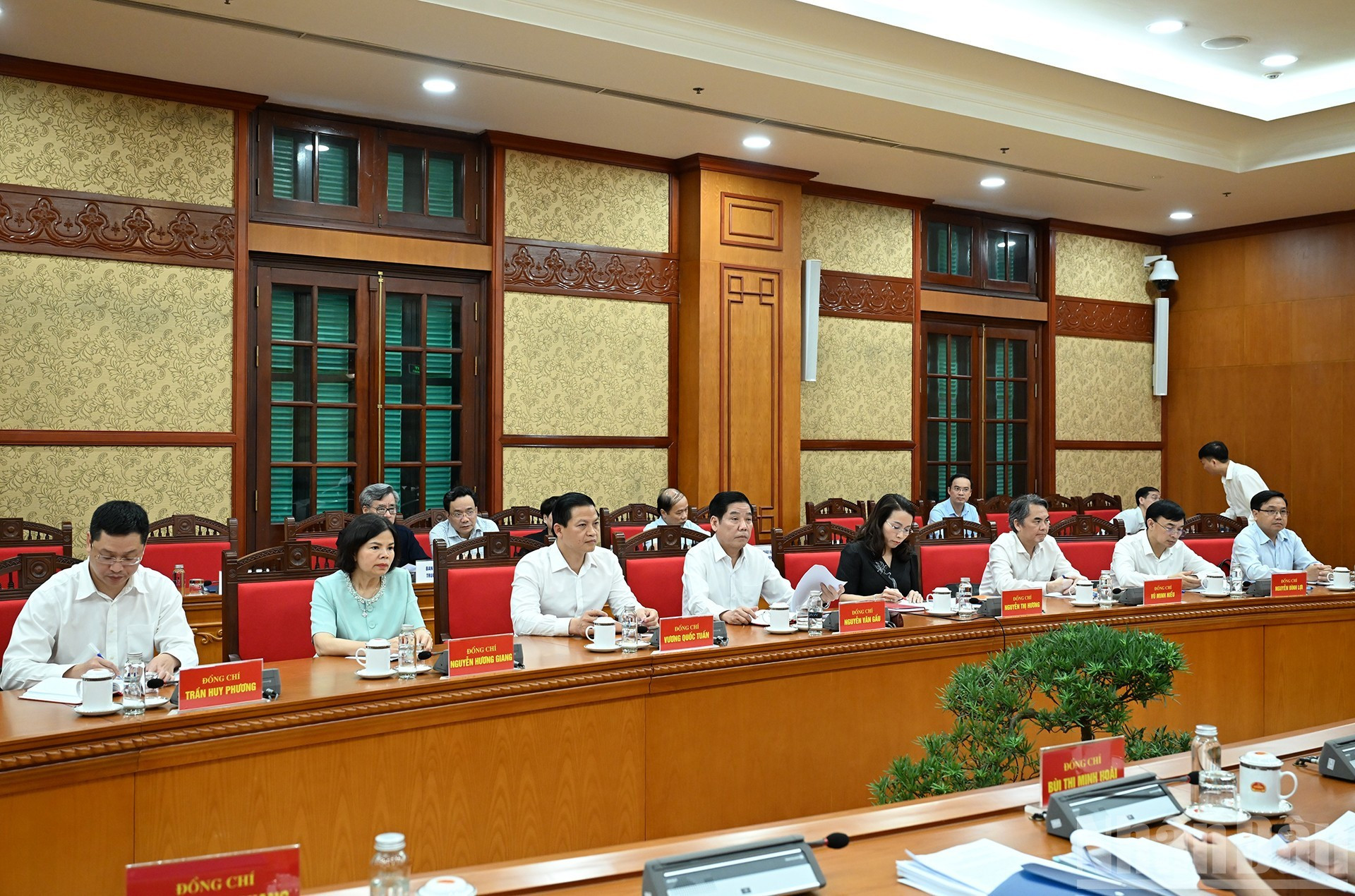 Los miembros de la Junta Ejecutiva del Comité partidista de Bac Ninh en la reunión. Los miembros de la Junta Ejecutiva del Comité partidista de Bac Ninh en la reunión.