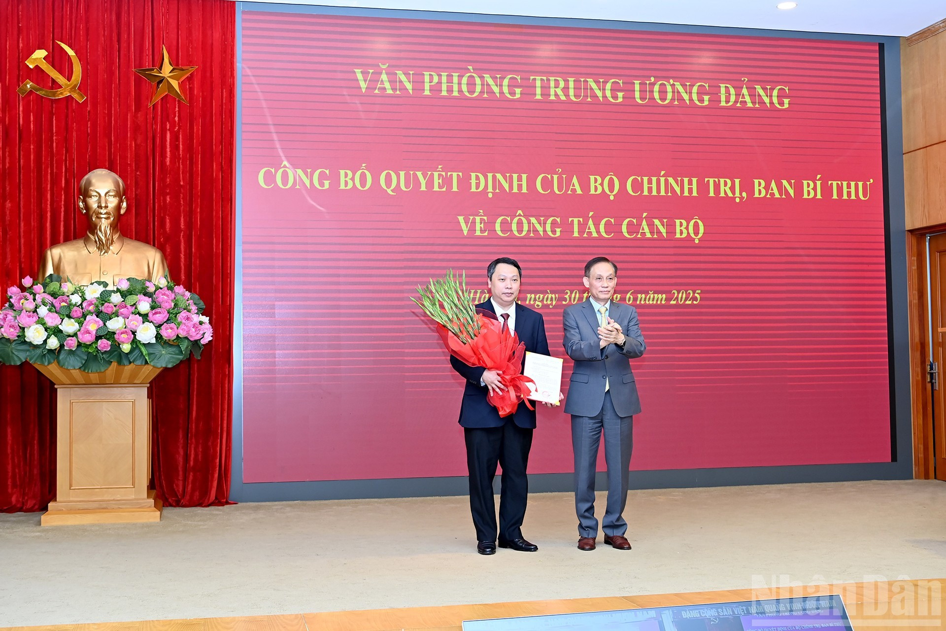 El jefe de la Oficina del Comité Central del PCV, Le Hoai Trung, también entrega la decisión del Secretariado sobre el nombrabiendo del camarada Nguyen Huy Dung como miembro permanente del Comité Directivo Central sobre desarrollo científico, tecnológico, innovación y transformación digital.