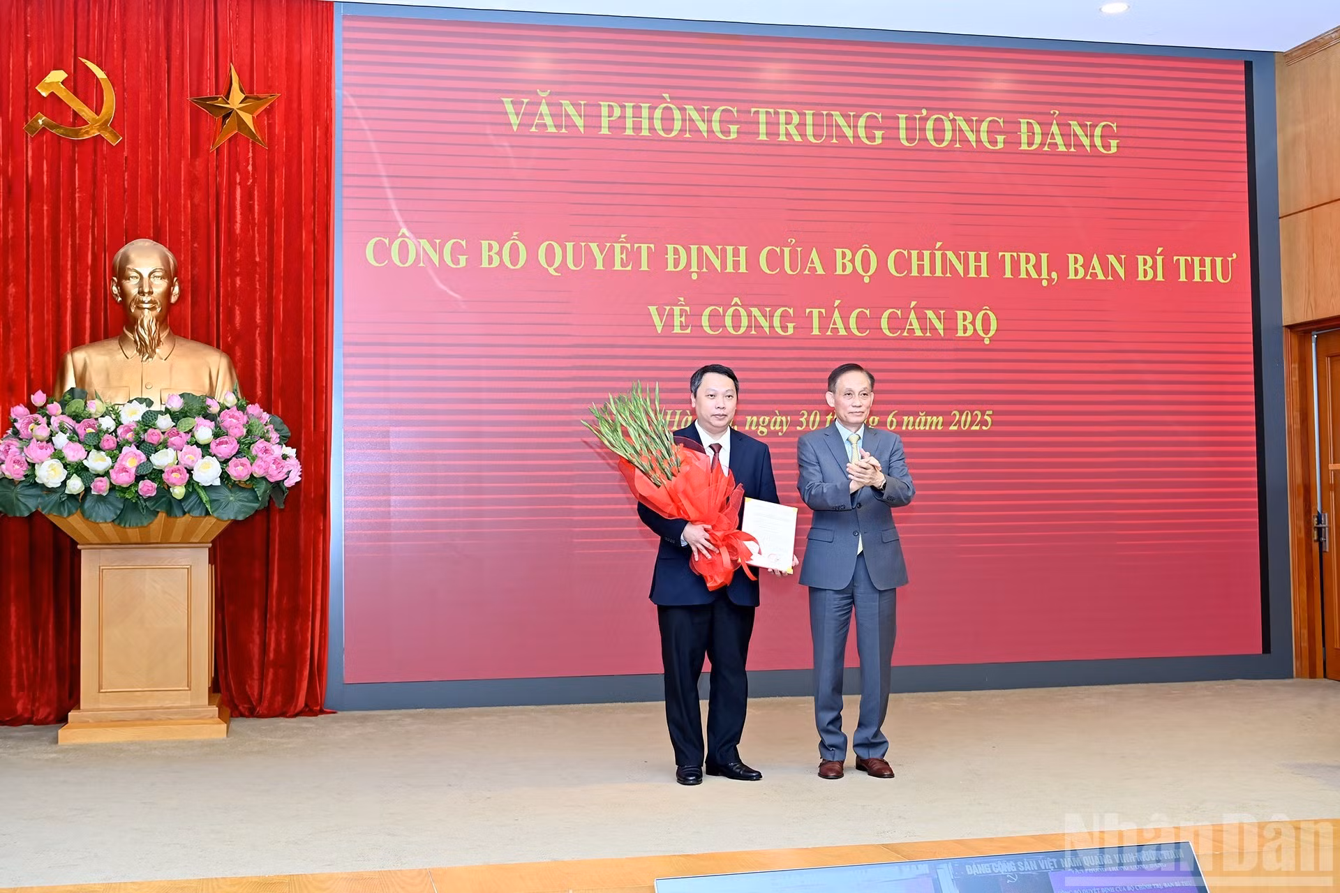 El jefe de la Oficina del Comité Central del PCV, Le Hoai Trung, también entrega la decisión del Secretariado sobre el nombrabiendo del camarada Nguyen Huy Dung como miembro permanente del Comité Directivo Central sobre desarrollo científico, tecnológico, innovación y transformación digital.