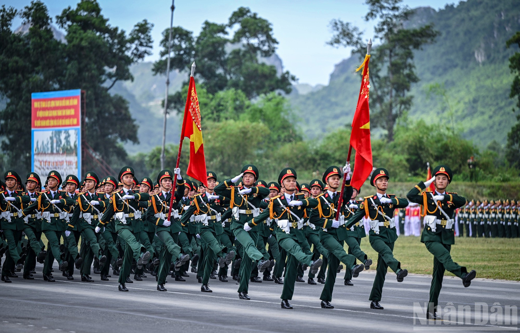 Bloque de oficiales del Ejército Popular de Vietnam ensaya su formación. Bloque de oficiales del Ejército Popular de Vietnam ensaya su formación.