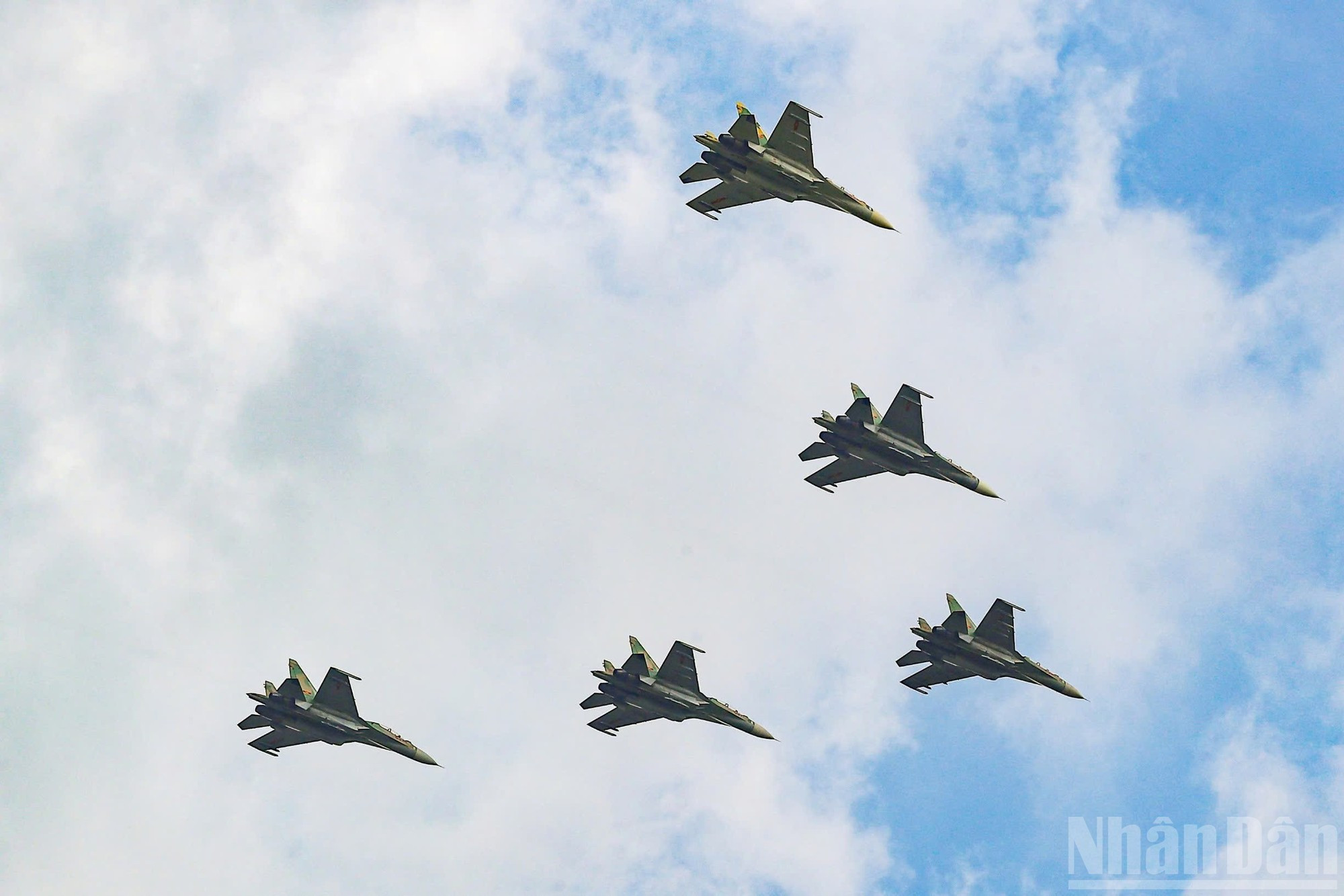 Tras estabilizar la altitud, los aviones Yak-130 se incorporan sucesivamente a la formación. Tras estabilizar la altitud, los aviones Yak-130 se incorporan sucesivamente a la formación.