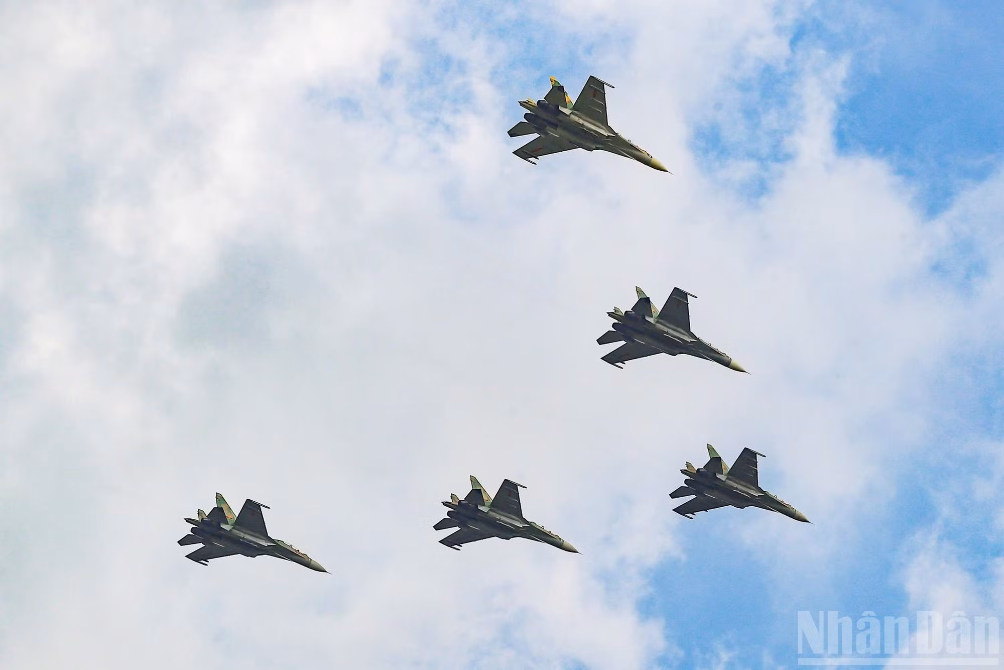 Tras estabilizar la altitud, los aviones Yak-130 se incorporan sucesivamente a la formación.