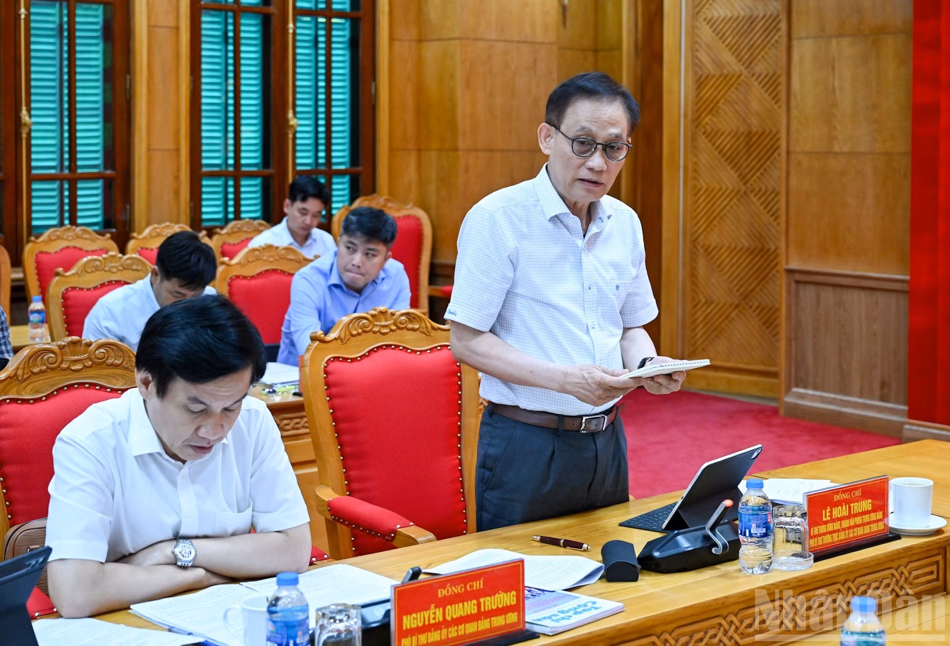 Le Hoai Trung, secretario del Comité Central del PCV, jefe de la Oficina Central, vicesecretario permanente del Comité del Partido de los órganos partidistas del Comité Central de PCV, habla en la reunión.