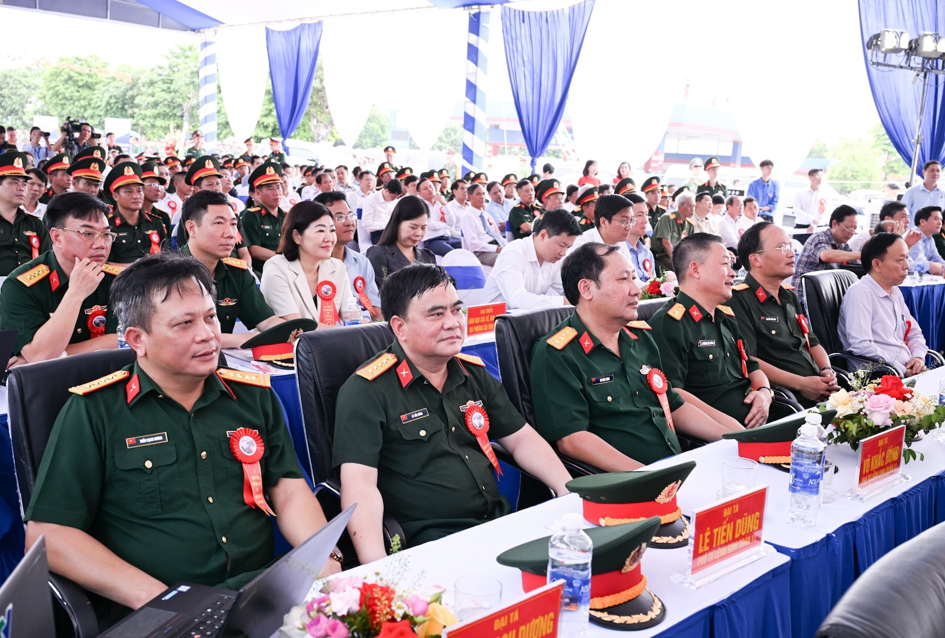 Los delegados en la inauguración del puente Phong Chau.