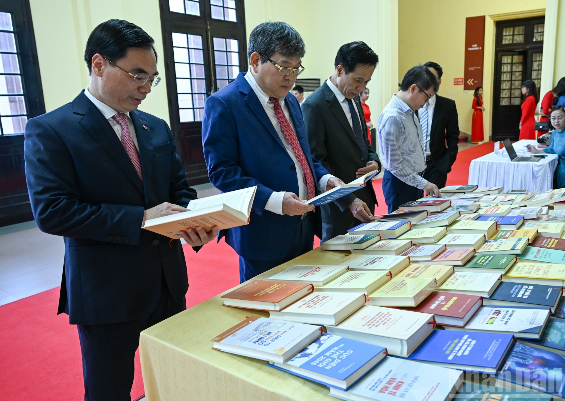Los delegados visitan la zona de exposición de libros en el marco de la asamblea partidista.