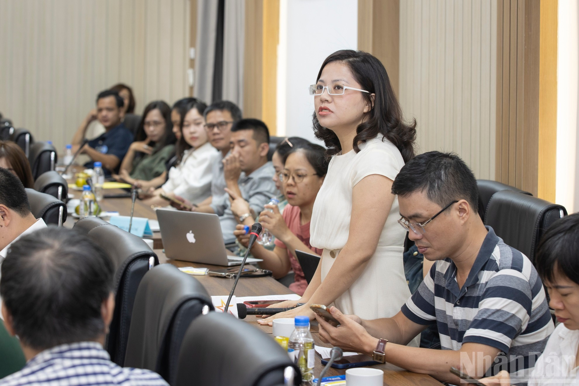 Una reportera formula preguntas durante el acto.