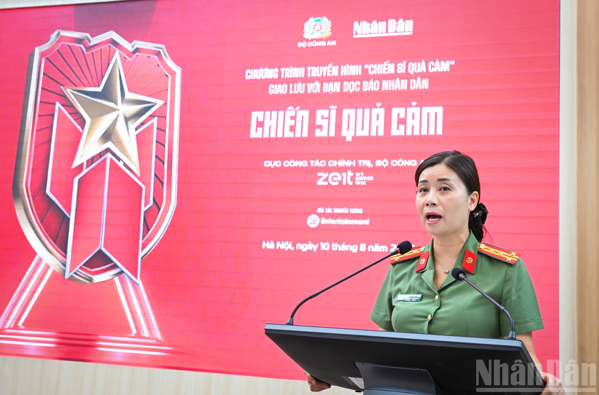 Nguyen Thi Thuy Thanh, subdirectora del Departamento de Trabajo Político del Ministerio de Seguridad Pública, afirma que el programa refleja la dedicación de los agentes de la Policía Popular que salvaguardan la paz del pueblo y la nación. Nguyen Thi Thuy Thanh, subdirectora del Departamento de Trabajo Político del Ministerio de Seguridad Pública, afirma que el programa refleja la dedicación de los agentes de la Policía Popular que salvaguardan la paz del pueblo y la nación.