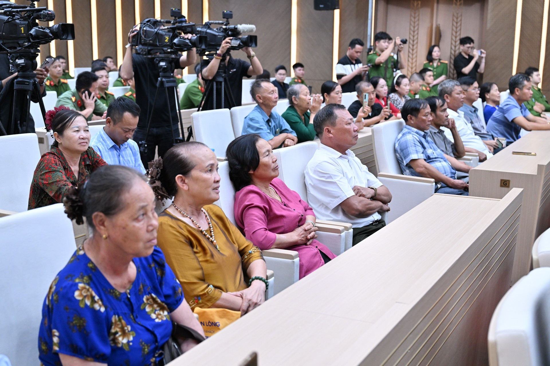 Representantes de las familias de los mártires en la conferencia. Representantes de las familias de los mártires en la conferencia.