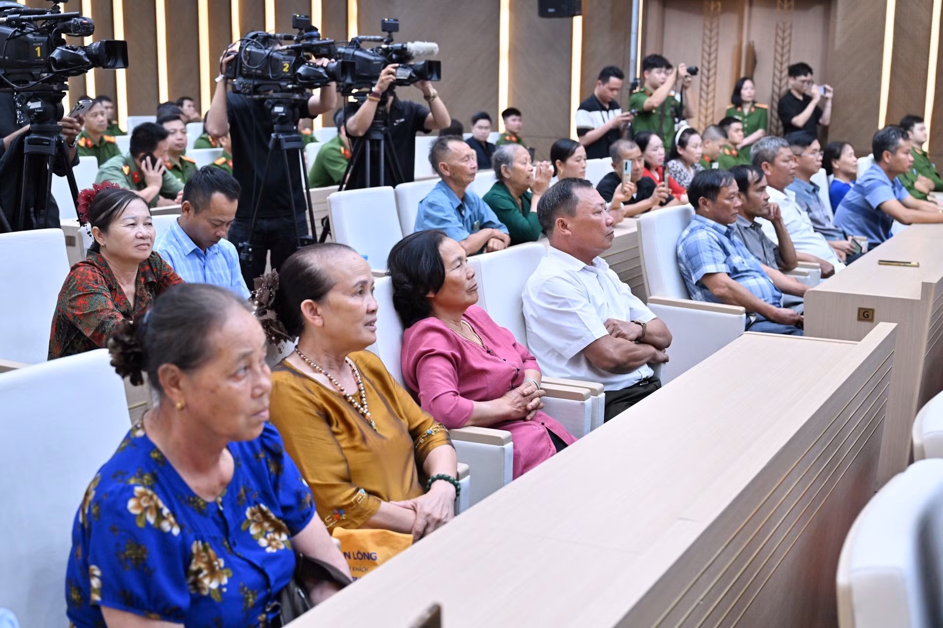 Representantes de las familias de los mártires en la conferencia.