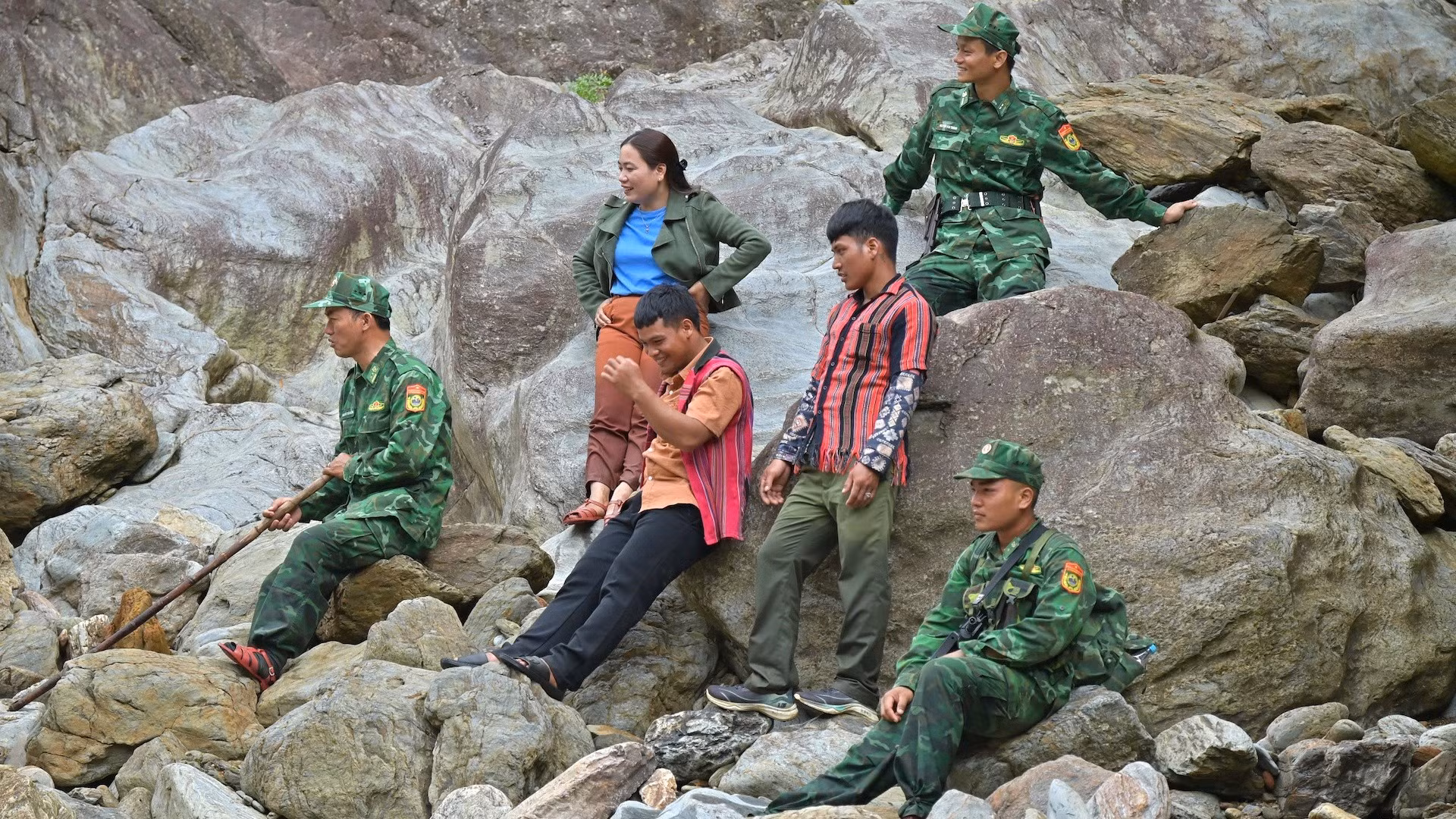 Breve descanso junto al arroyo.