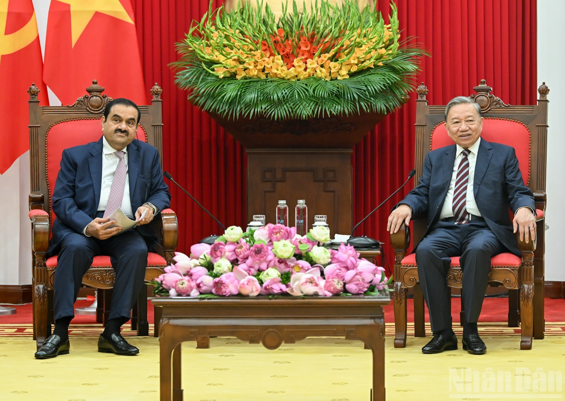 To Lam y Gautam Adani en la reunión. (Foto: VNA)