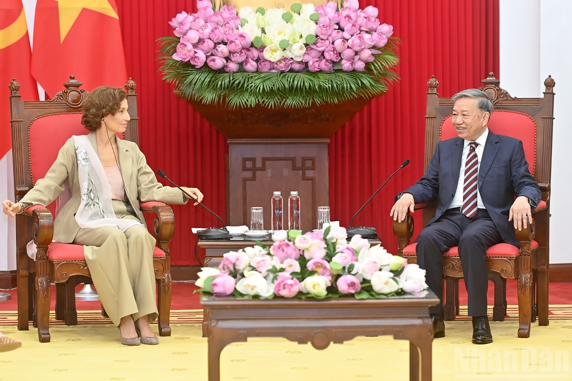 El líder partidista vietnamita recibe a la directora general de la Unesco, Audrey Azoulay. El líder partidista vietnamita recibe a la directora general de la Unesco, Audrey Azoulay.