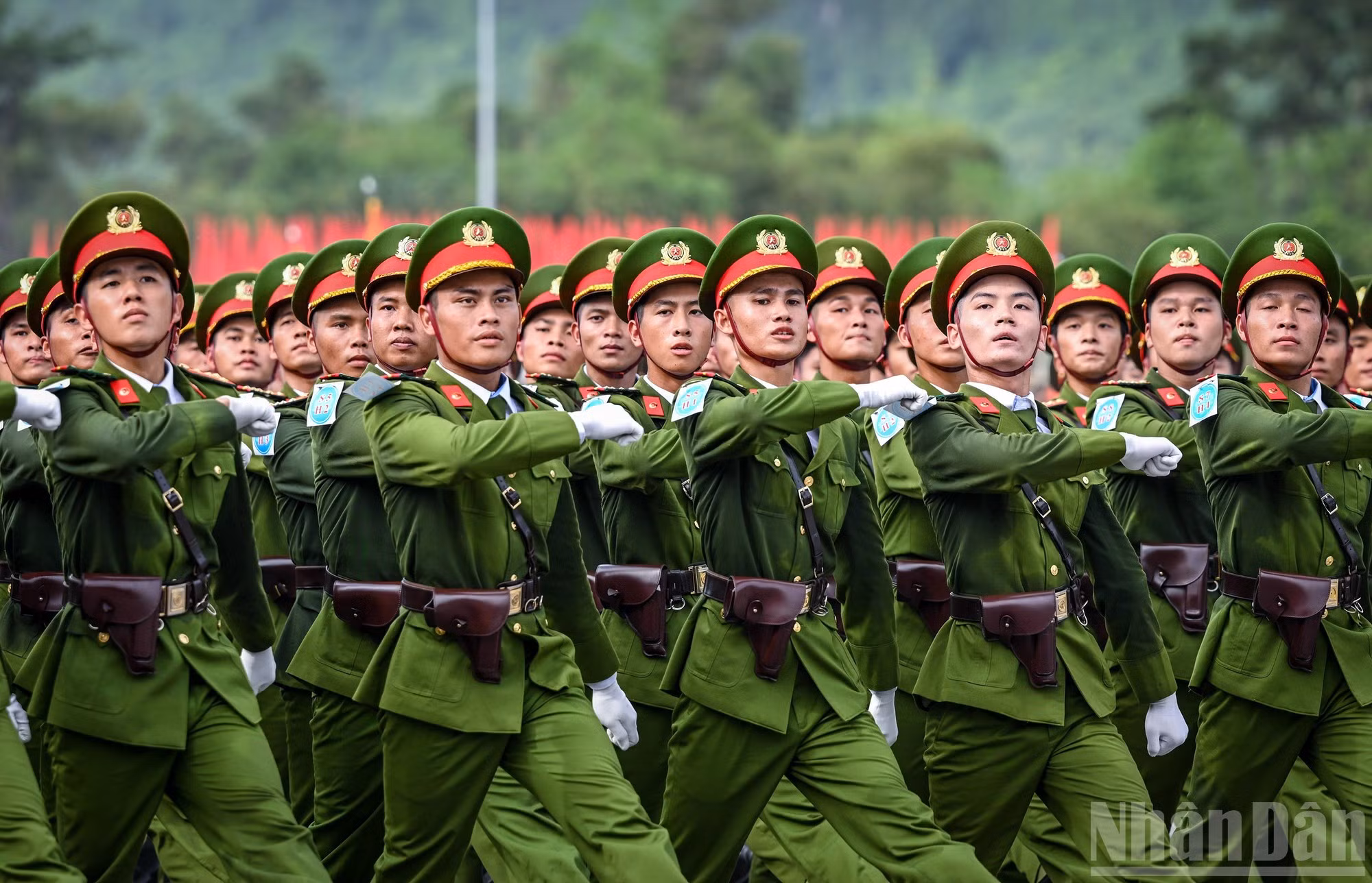 Fuerzas del Ministerio de Seguridad Pública participan en el desfile.