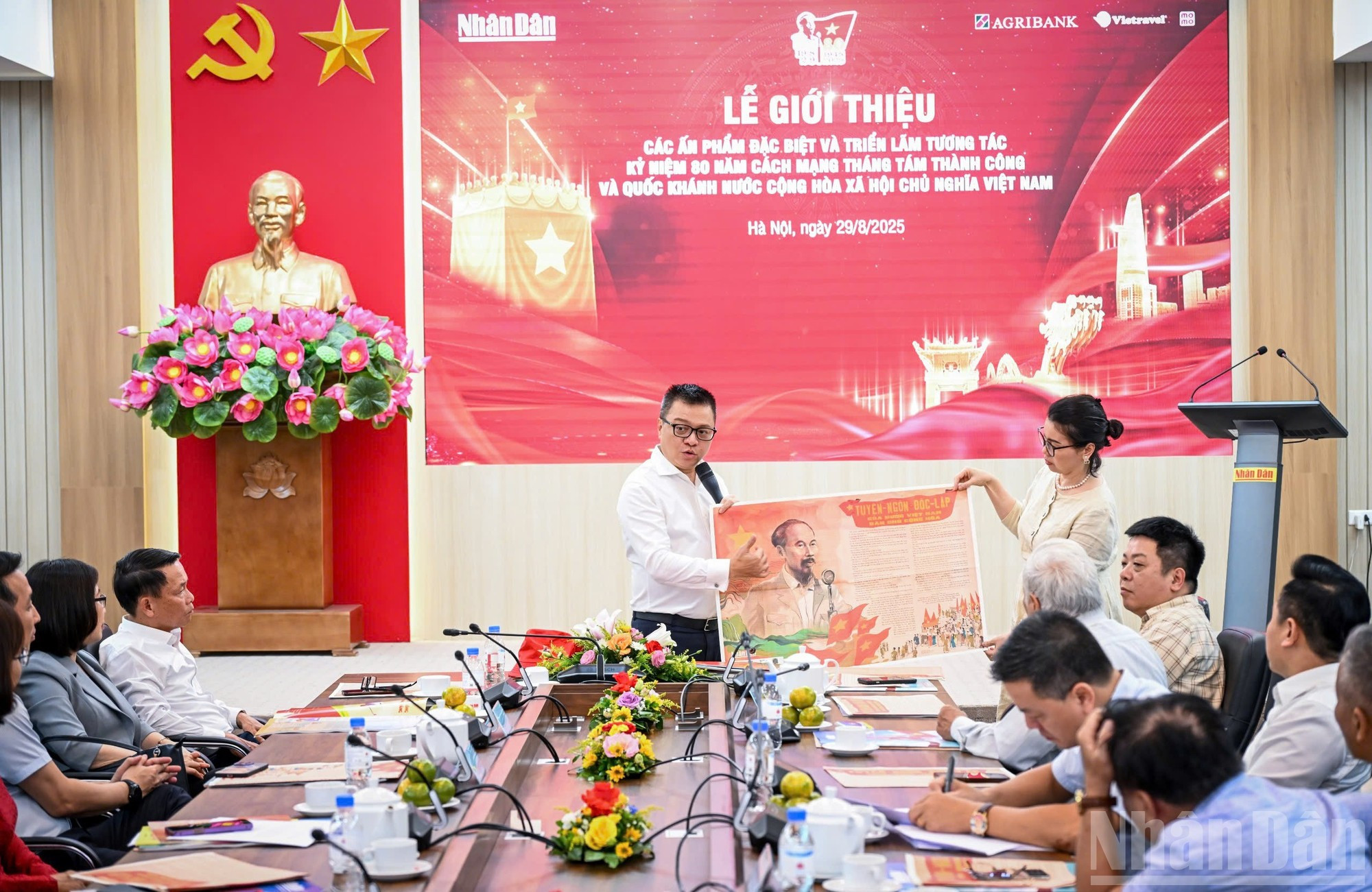Le Quoc Minh, presidente-editor de Nhan Dan, subjefe de la Comisión de Propaganda y Movilización de Masas del Comité Central del Partido Comunista de Vietnam y presidente de la Asociación de Periodistas del país, presenta el suplemento especial conmemorativo por el 2 de septiembre. Le Quoc Minh, presidente-editor de Nhan Dan, subjefe de la Comisión de Propaganda y Movilización de Masas del Comité Central del Partido Comunista de Vietnam y presidente de la Asociación de Periodistas del país, presenta el suplemento especial conmemorativo por el 2 de septiembre.
