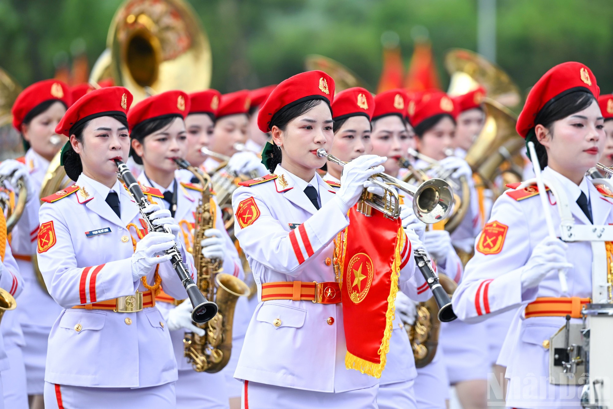 El contingente femenino de la banda militar avanza tocando una música majestuosa mientras marchan frente a las gradas. El contingente femenino de la banda militar avanza tocando una música majestuosa mientras marchan frente a las gradas.