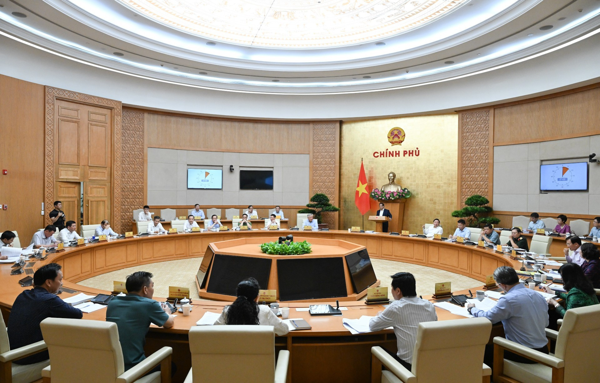 El primer ministro Pham Minh Chinh preside la reunión.