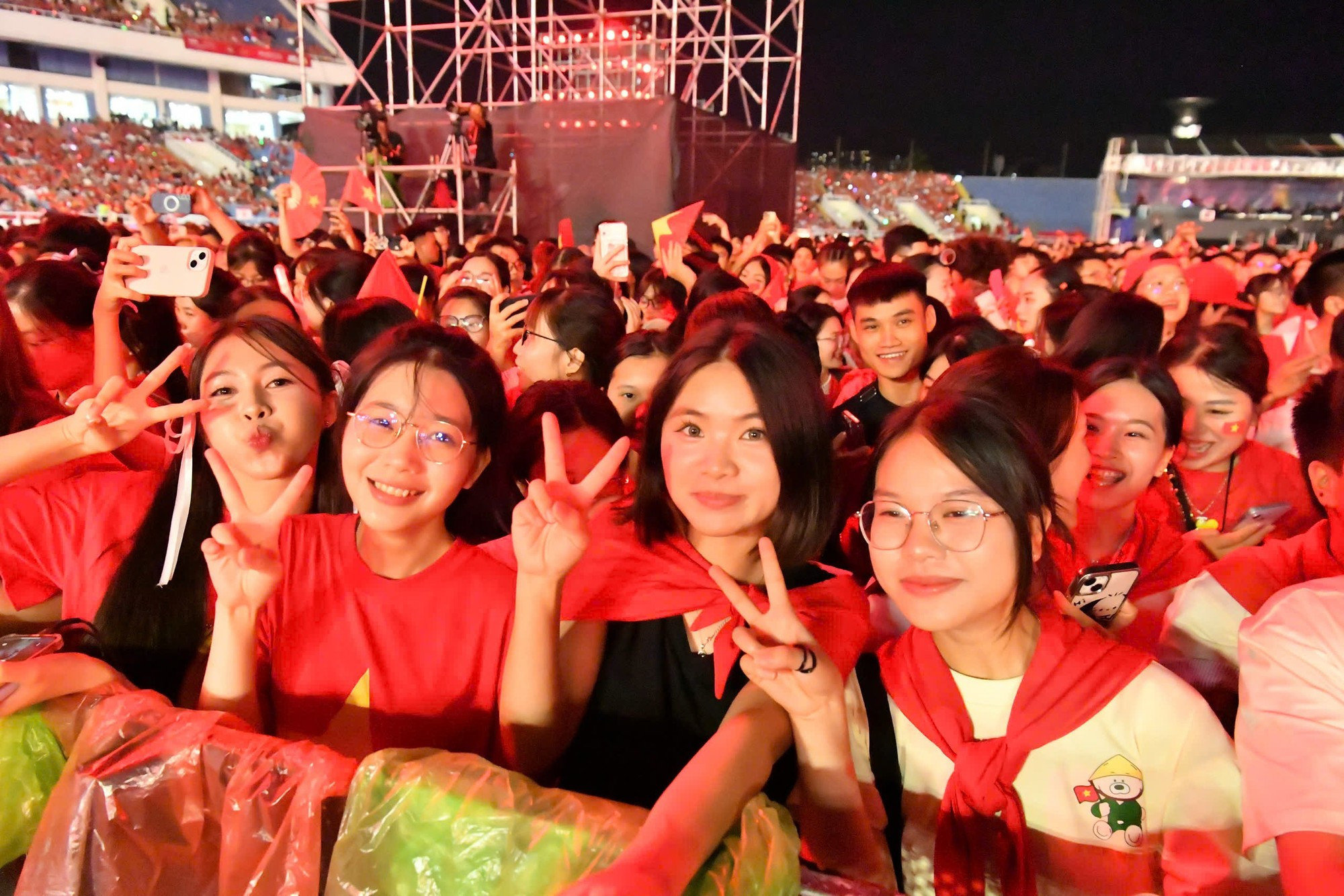 Numerosos jóvenes portan la bandera roja con la estrella amarilla.