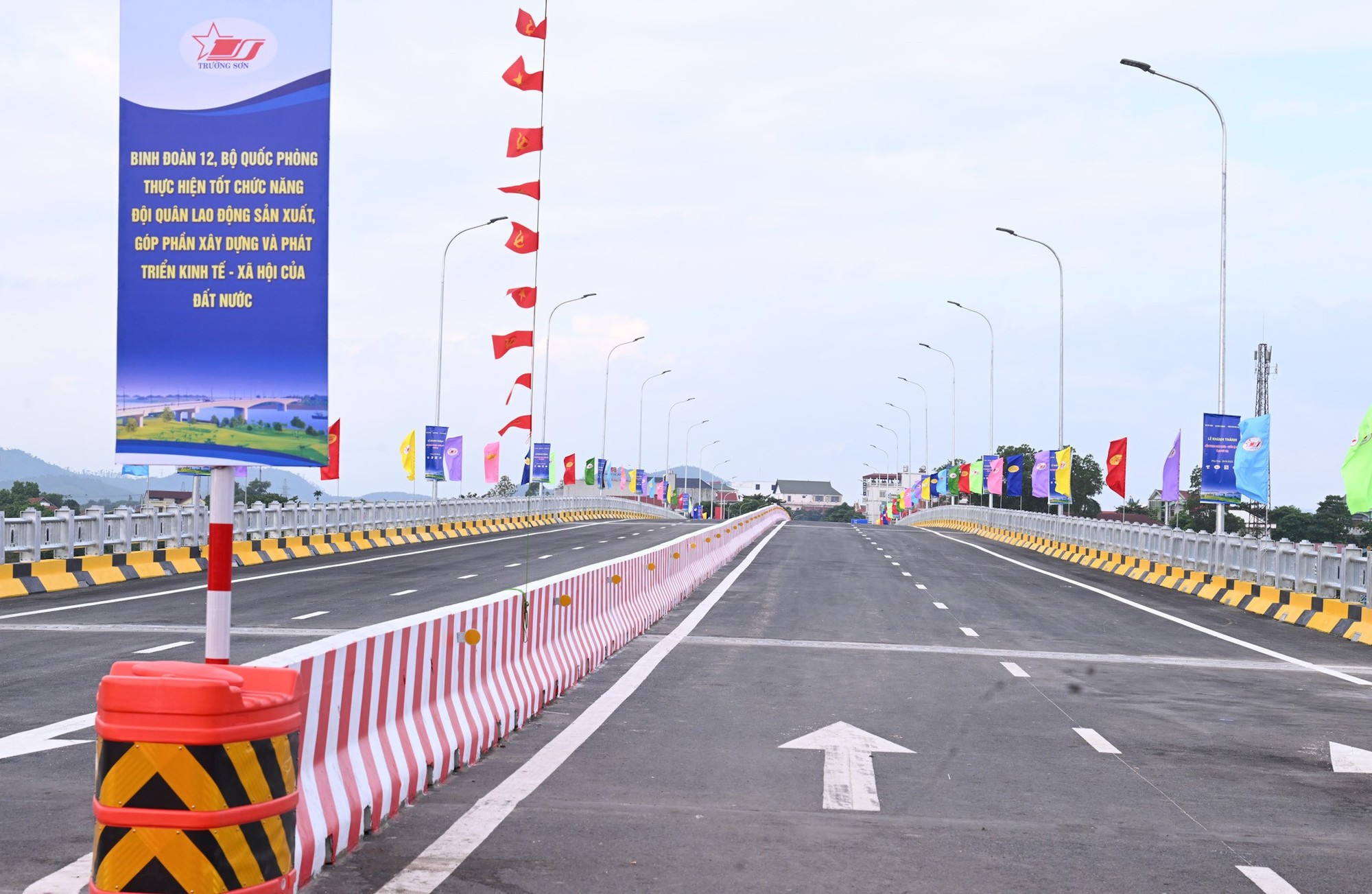 El puente Phong Chau reviste un importante significado económico, político, cultural, social y en materia de defensa y seguridad.