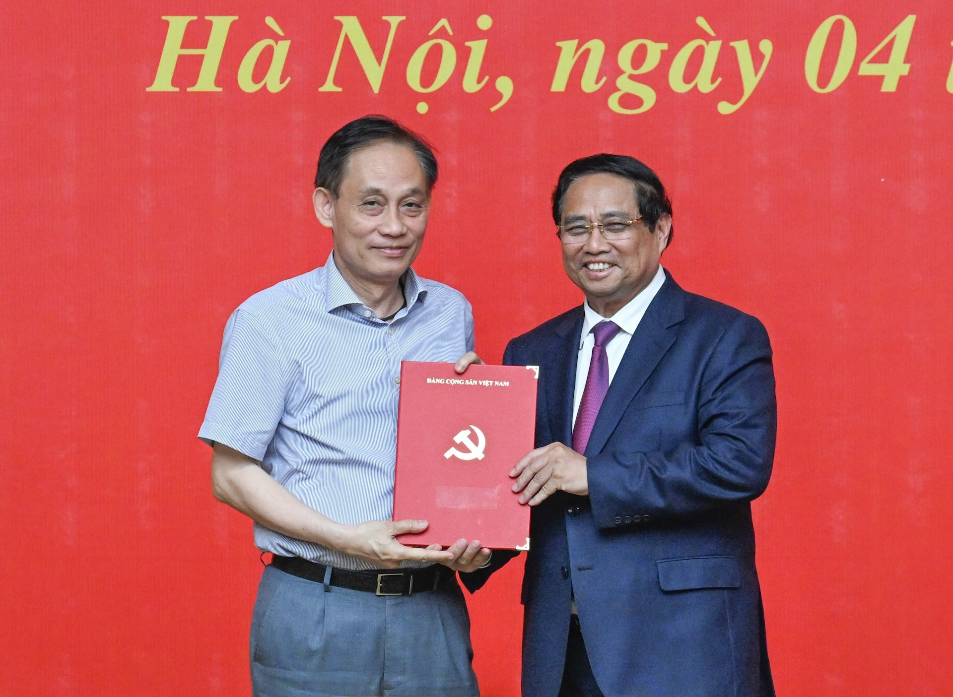 El primer ministro Pham Minh Chinh entrega la decisión que designa a Le Hoai Trung como miembro del Comité Ejecutivo y del Comité Permanente del Comité del Partido del Gobierno para el mandato 2020-2025. El primer ministro Pham Minh Chinh entrega la decisión que designa a Le Hoai Trung como miembro del Comité Ejecutivo y del Comité Permanente del Comité del Partido del Gobierno para el mandato 2020-2025.