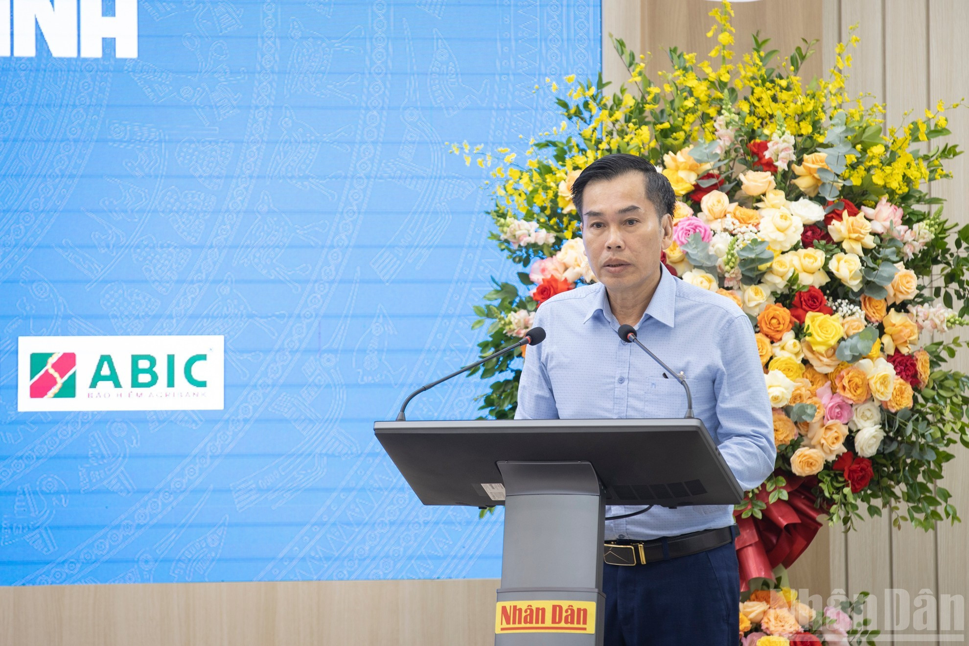 El periodista y artista fotográfico Ho Sy Minh, vicepresidente permanente de la Asociación de Artistas Fotográficos de Vietnam, en la actividad.