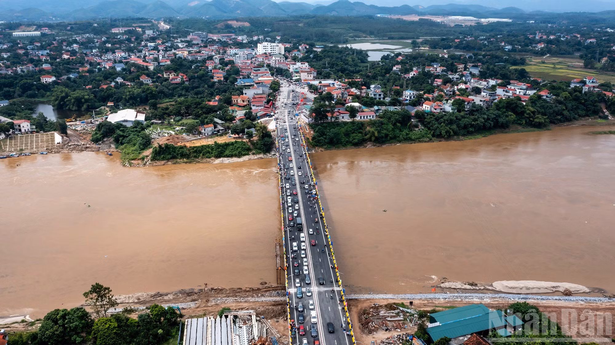 La nueva infraestructura no solo une a las dos orillas del río Rojo, sino también corporiza las grandes expectativas de transformación y de impulso al desarrollo socioeconómico de la localidad y la región.