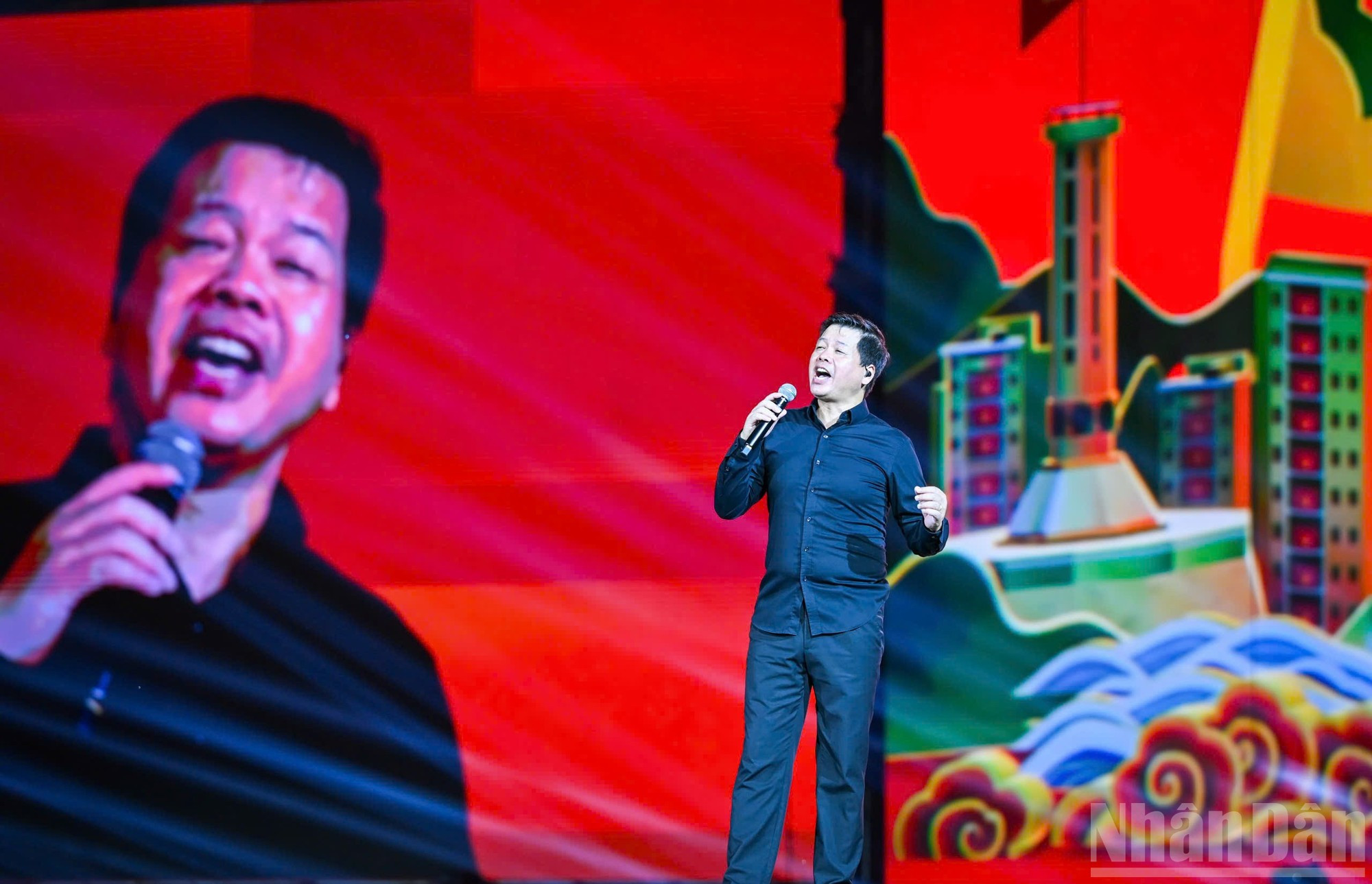 El artista del Pueblo Dang Duong interpreta con voz vibrante en el Estadio Nacional My Dinh. El artista del Pueblo Dang Duong interpreta con voz vibrante en el Estadio Nacional My Dinh.